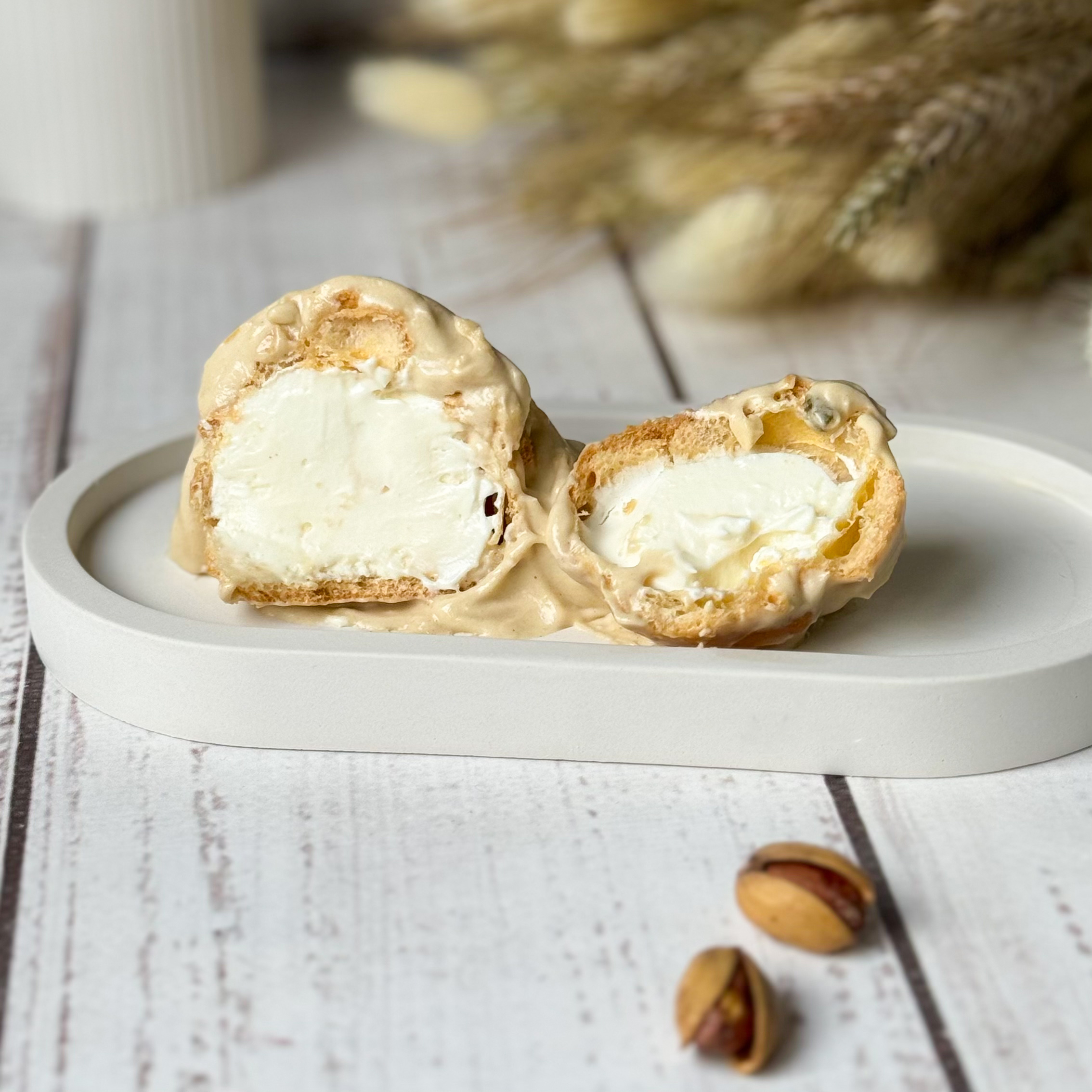 Профитроли с кремом из взбитых сливок, в густом фисташковом соусе изображение 7