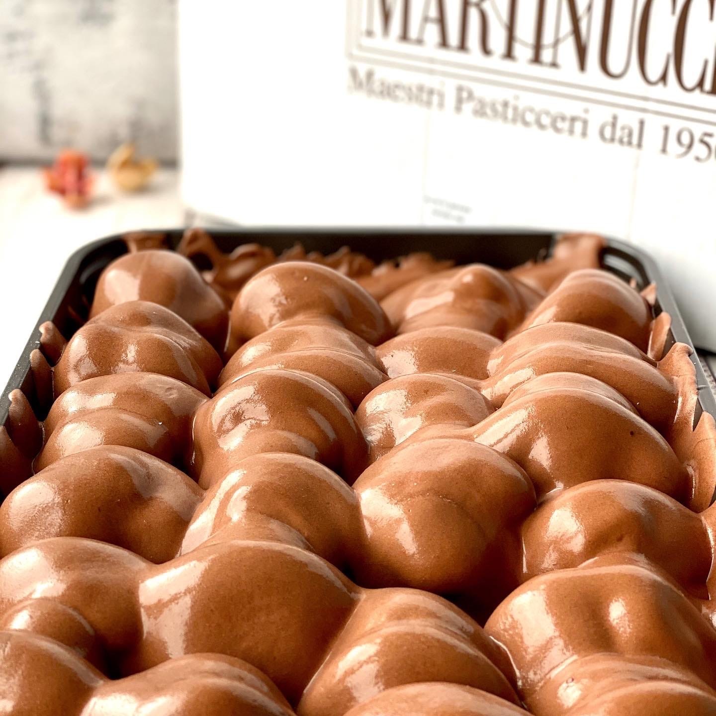 Большие профитроли из заварного теста с начинкой из свежих взбитых сливок, покрытые нежнейшим шоколадно-сливочным соусом. изображение 1