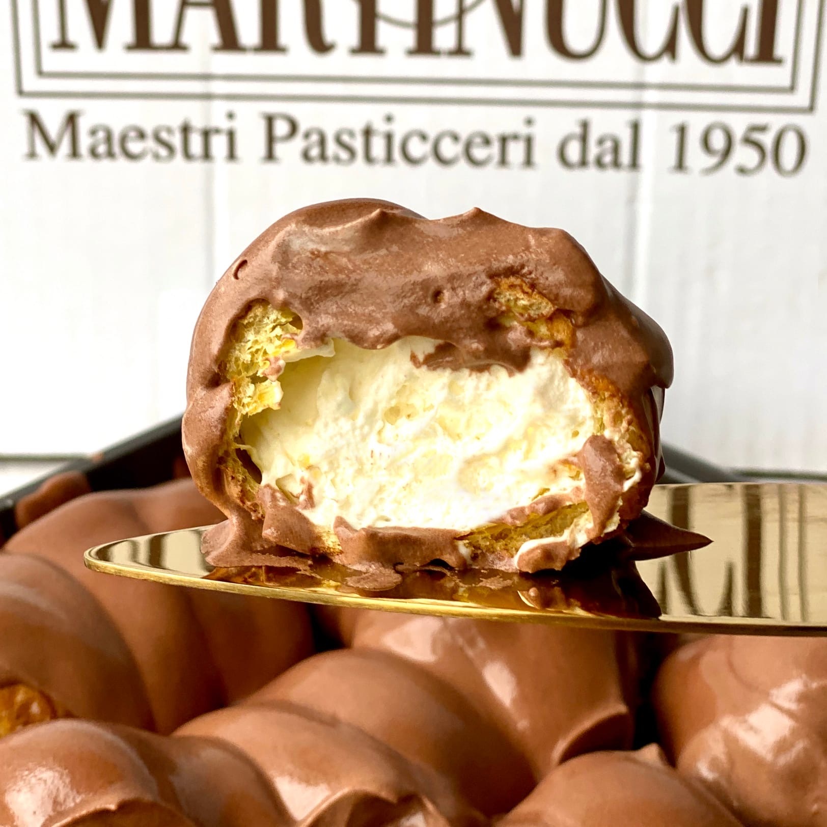 Большие профитроли из заварного теста с начинкой из свежих взбитых сливок, покрытые нежнейшим шоколадно-сливочным соусом. изображение 2