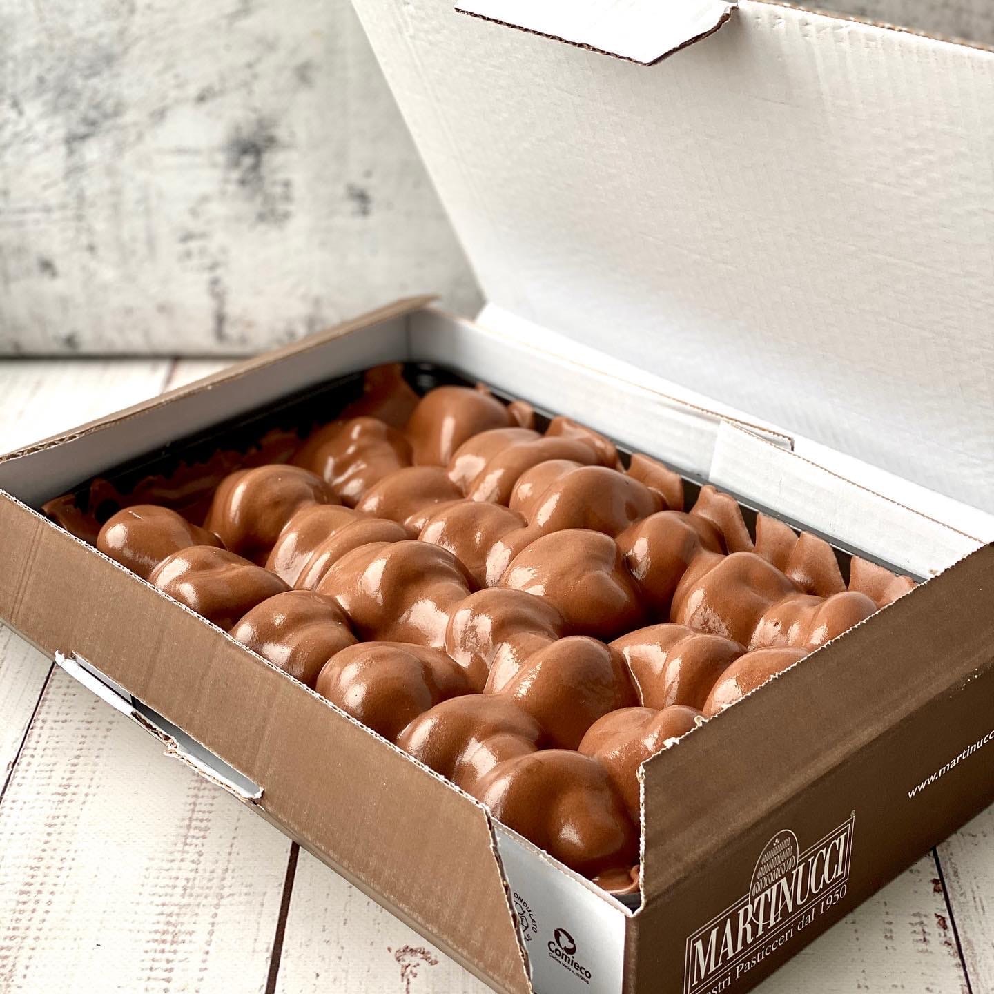 Большие профитроли из заварного теста с начинкой из свежих взбитых сливок, покрытые нежнейшим шоколадно-сливочным соусом. изображение 3