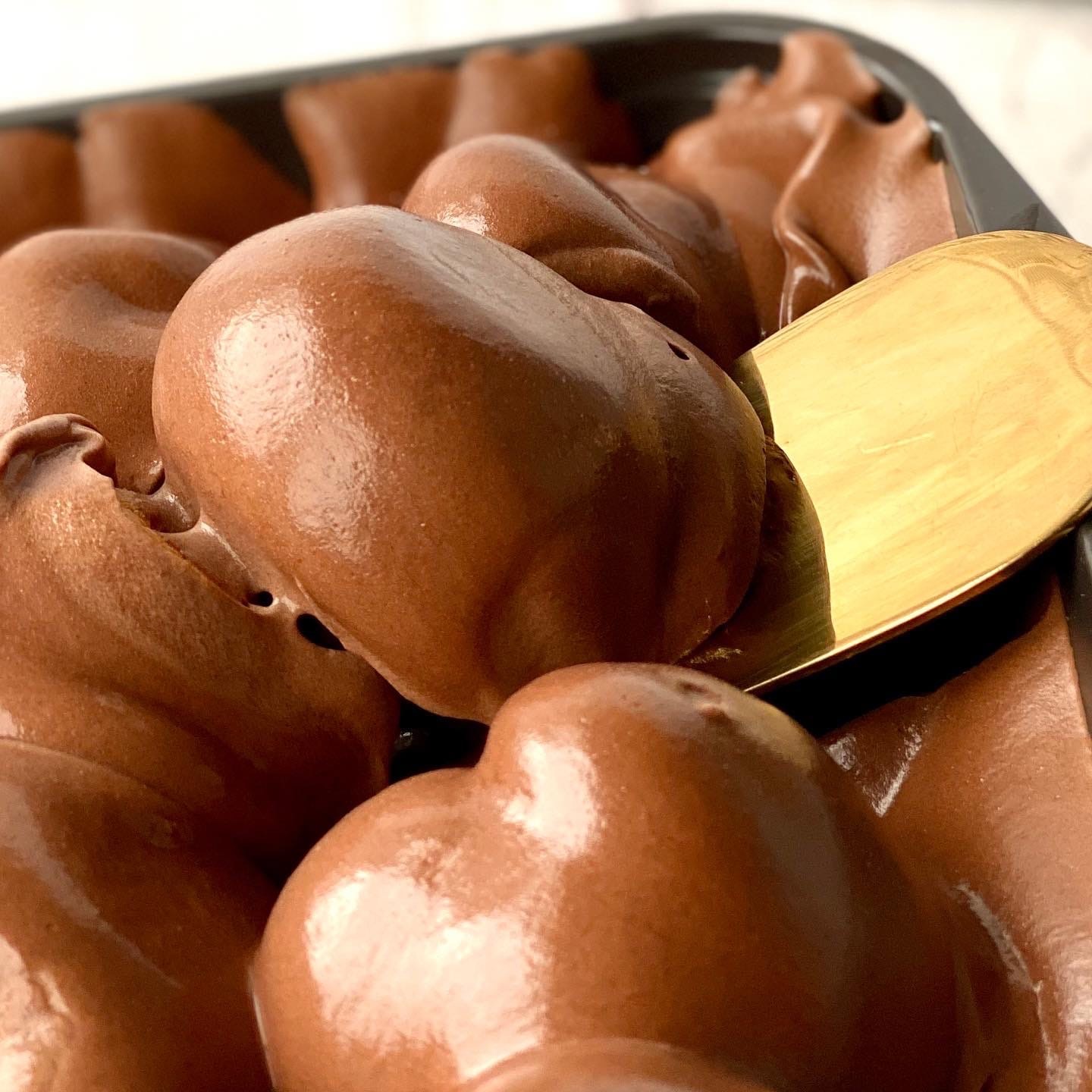 Большие профитроли из заварного теста с начинкой из свежих взбитых сливок, покрытые нежнейшим шоколадно-сливочным соусом. изображение 4