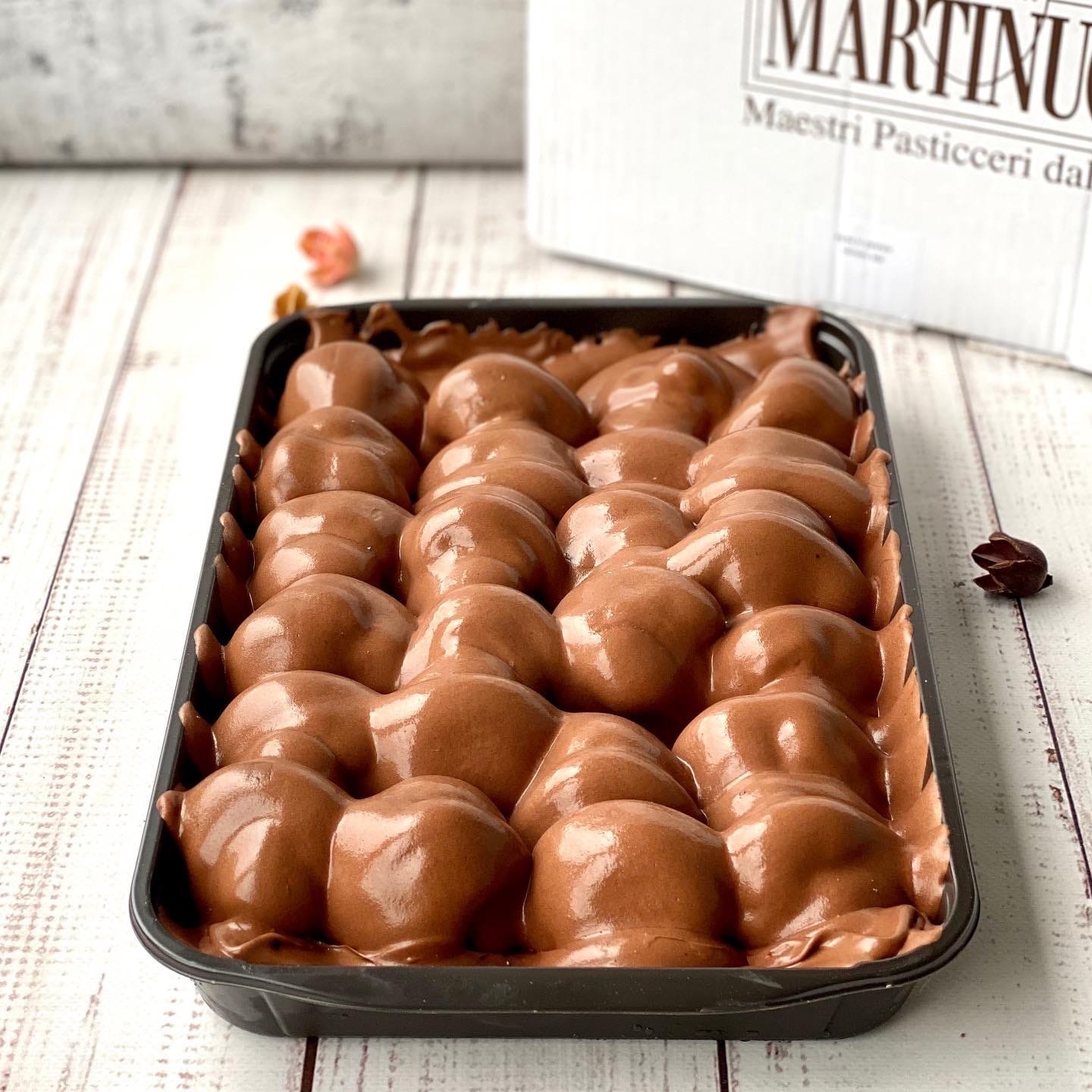 Большие профитроли из заварного теста с начинкой из свежих взбитых сливок, покрытые нежнейшим шоколадно-сливочным соусом. изображение 5