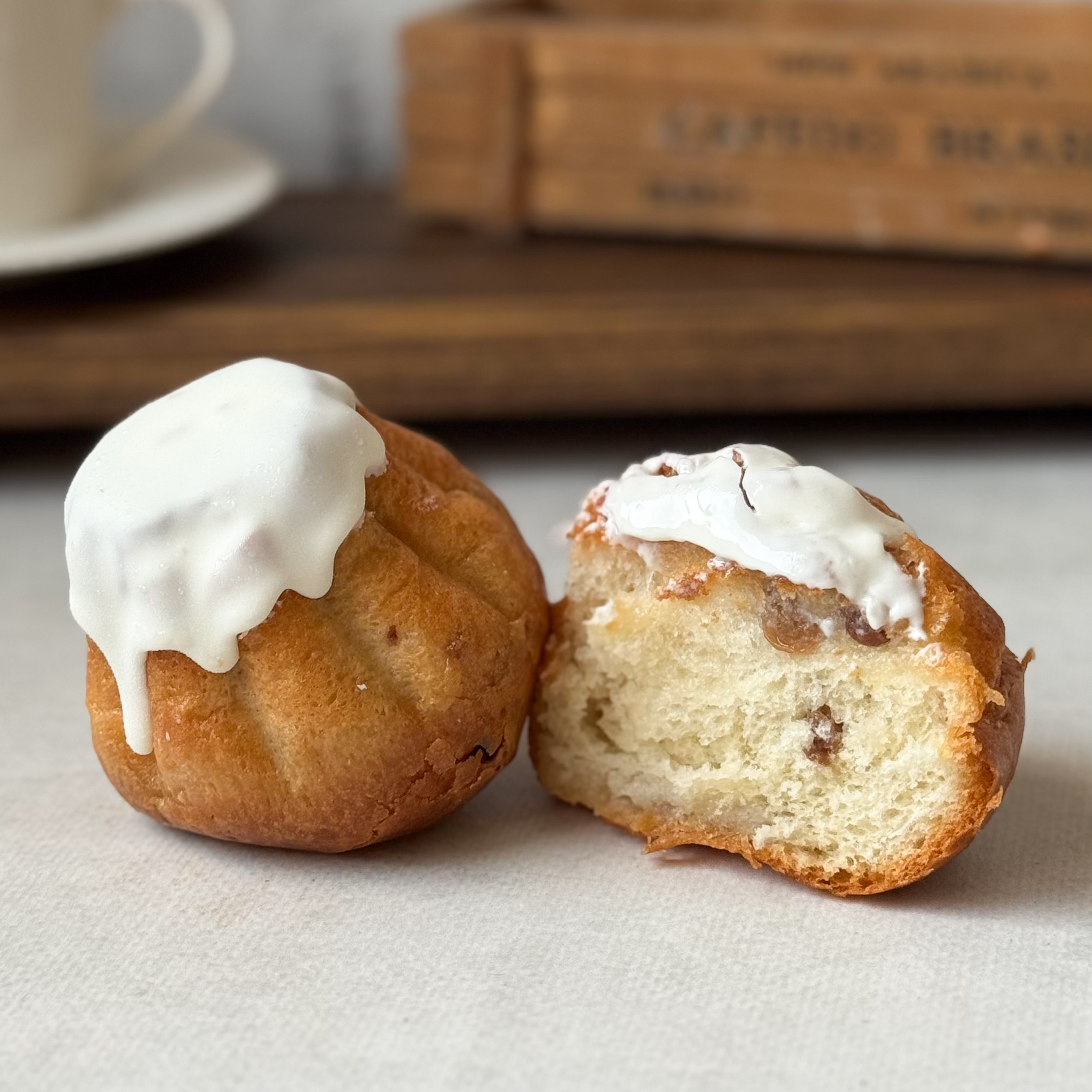 Классическая выпечка из бисквита с изюмом, пропитанного ромовым сиропом, с традиционной шапочкой из помадки. изображение 3