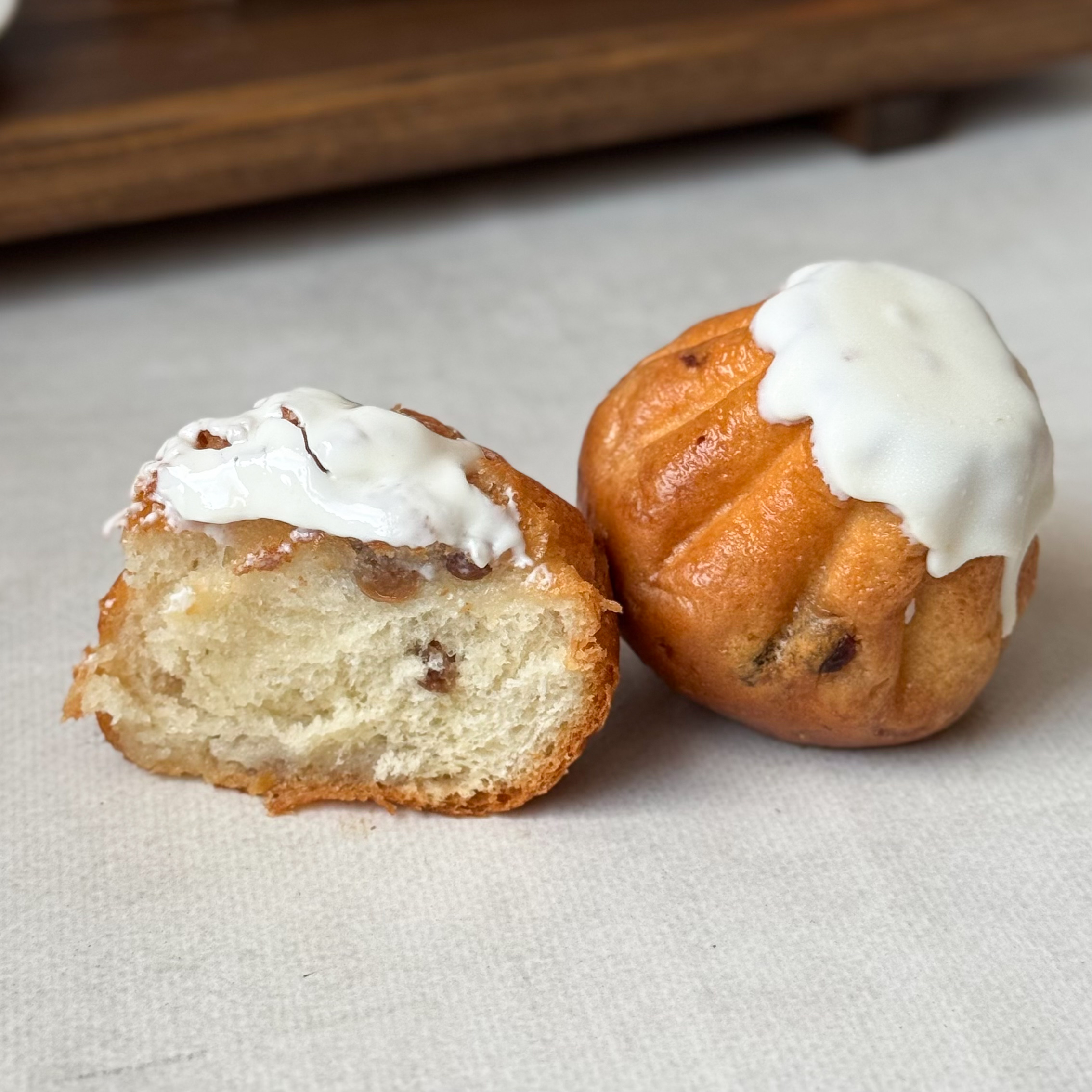 Классическая выпечка из бисквита с изюмом, пропитанного ромовым сиропом, с традиционной шапочкой из помадки. изображение 6