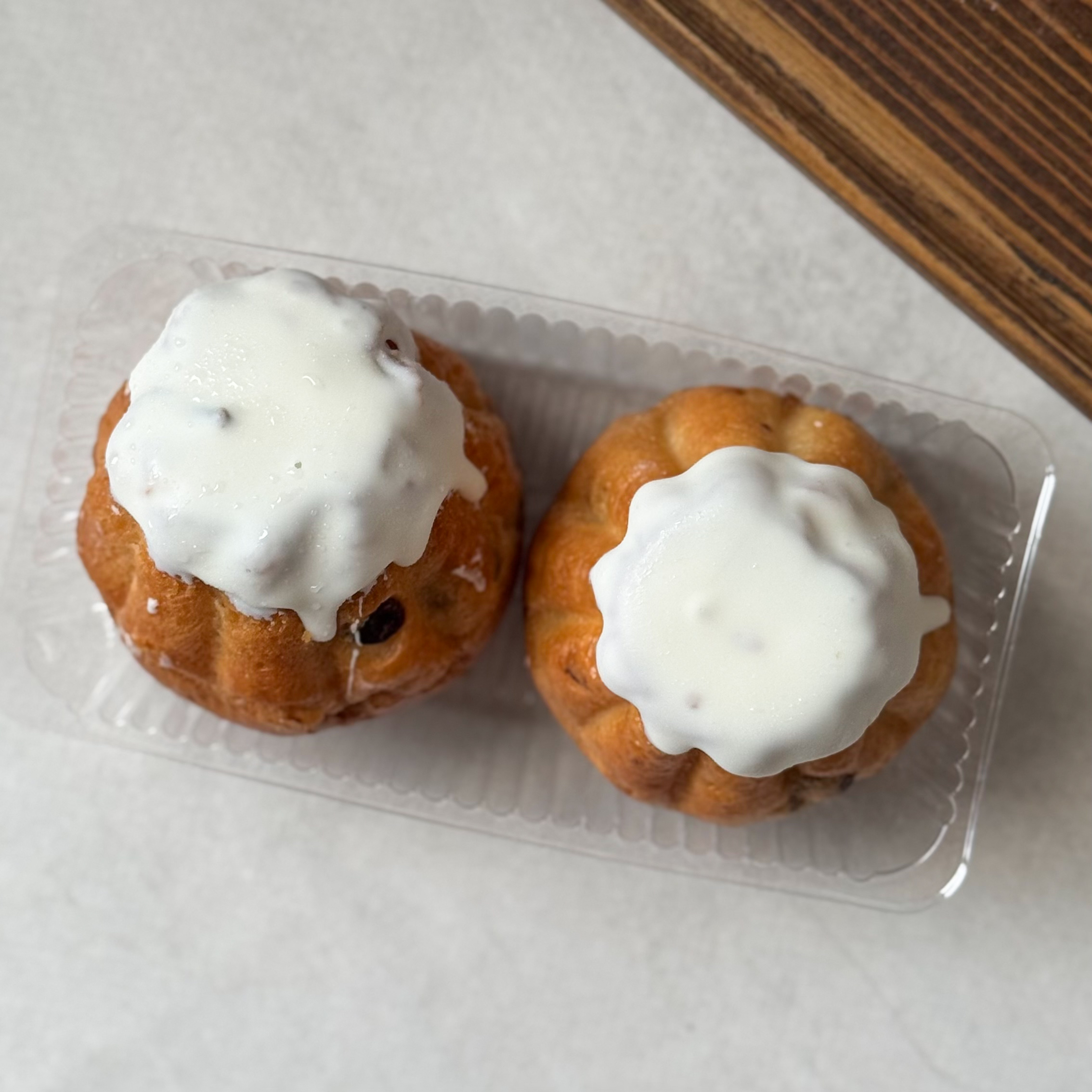 Классическая выпечка из бисквита с изюмом, пропитанного ромовым сиропом, с традиционной шапочкой из помадки. изображение 7