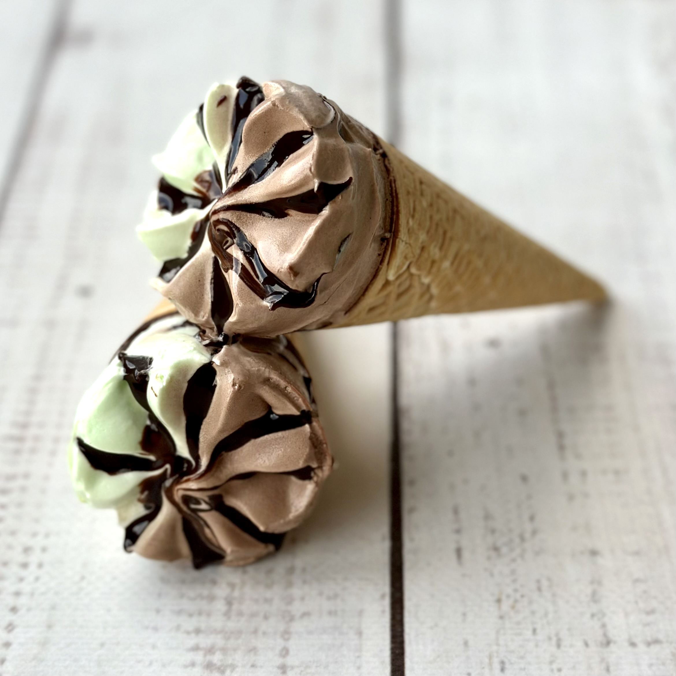 Рожок "Лайк" сливочное шоколадно-фисташковое 8 % с шоколадным топингом, 73 г  изображение 1