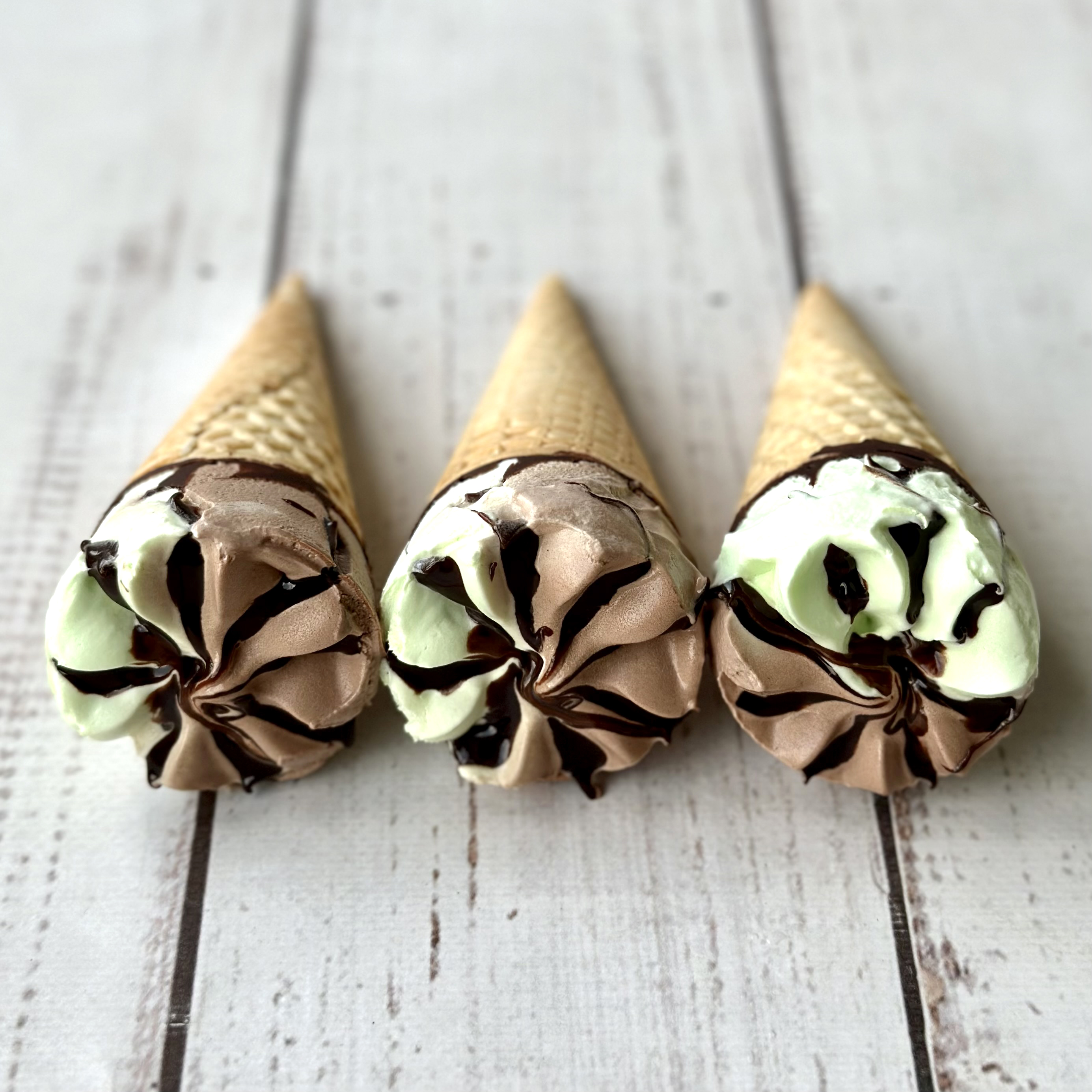 Рожок "Лайк" сливочное шоколадно-фисташковое 8 % с шоколадным топингом, 73 г  изображение 3