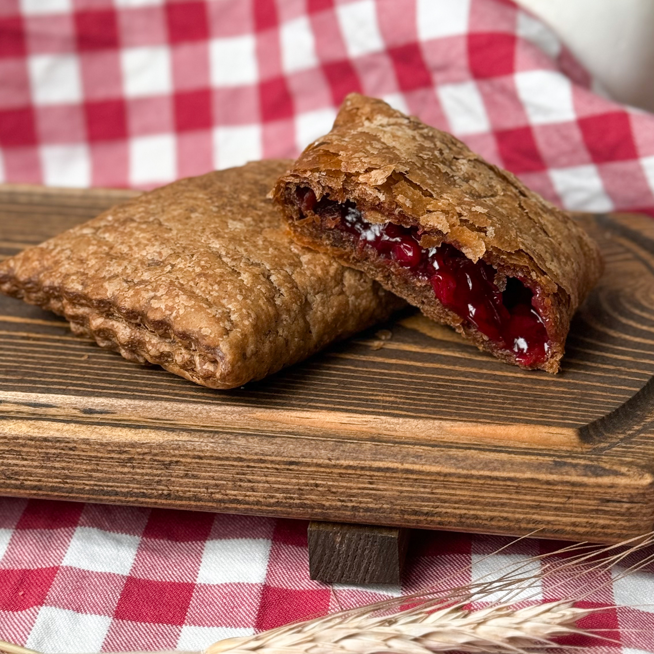 Ржаник с брусникой - это сочетание насыщенного ржаного вкуса и кисло-сладкой ягоды. Аппетитная хрустящая корочка и сочная начинка с приятной кислинкой брусники. изображение 1