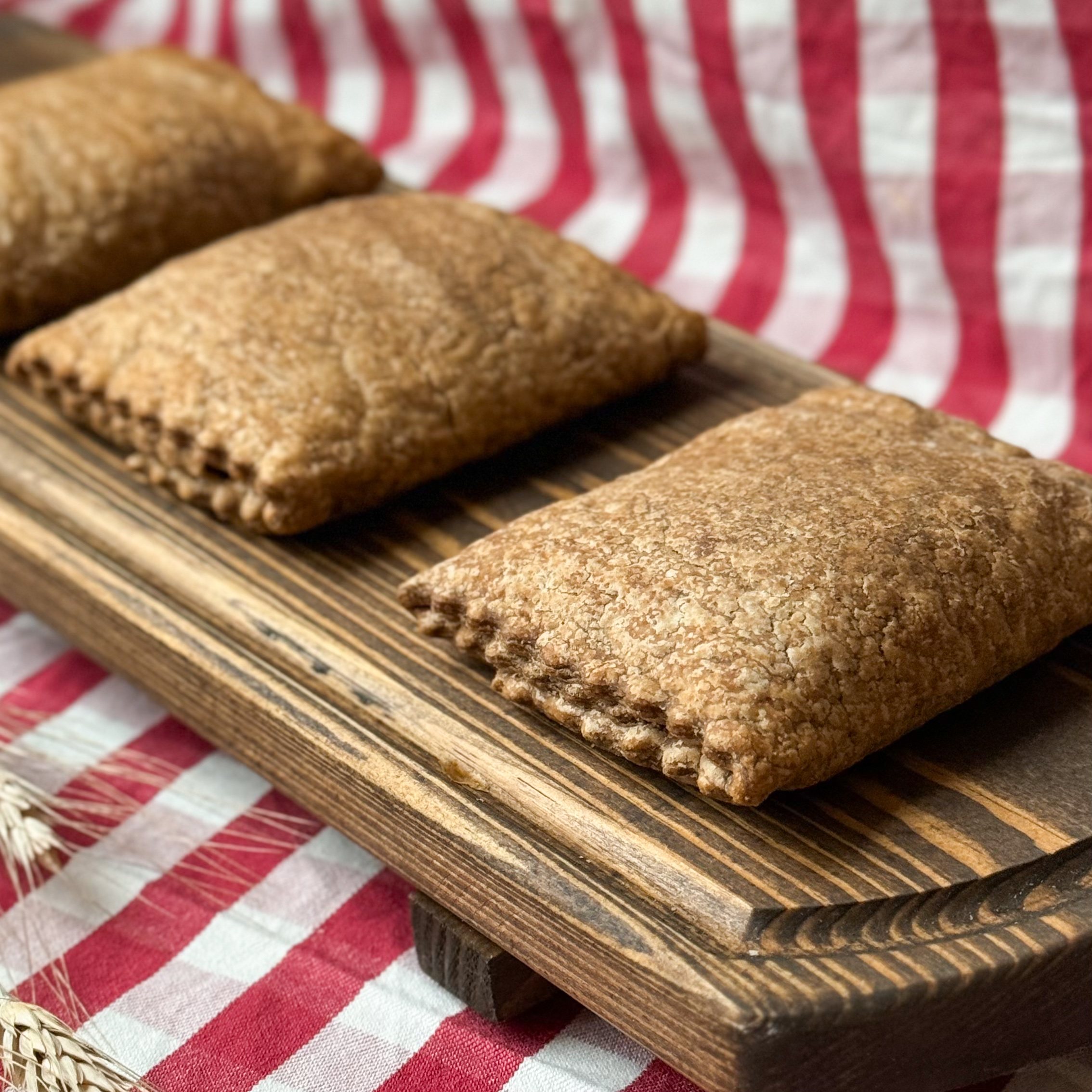 Ржаник с брусникой - это сочетание насыщенного ржаного вкуса и кисло-сладкой ягоды. Аппетитная хрустящая корочка и сочная начинка с приятной кислинкой брусники. изображение 2