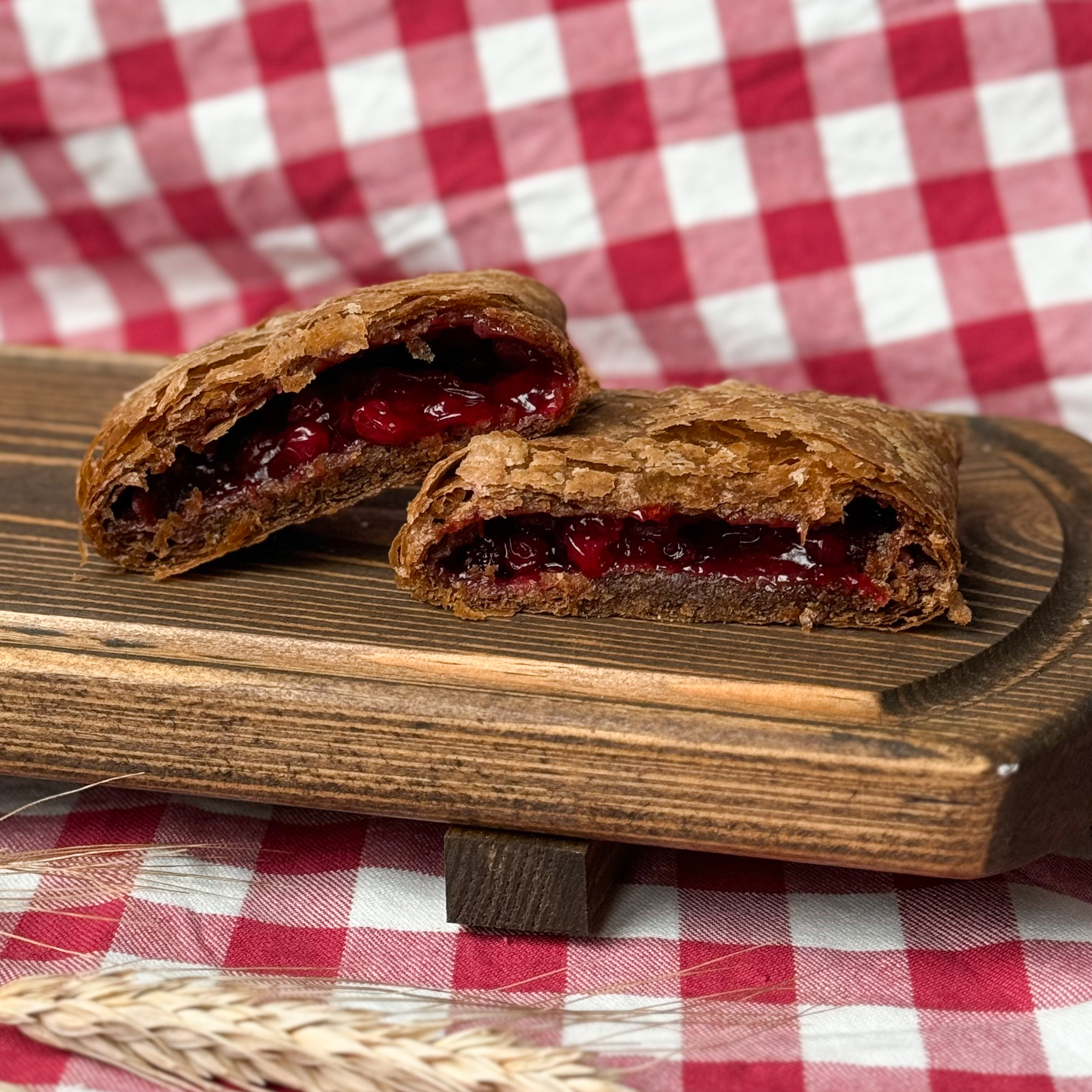 Ржаник с брусникой - это сочетание насыщенного ржаного вкуса и кисло-сладкой ягоды. Аппетитная хрустящая корочка и сочная начинка с приятной кислинкой брусники. изображение 11