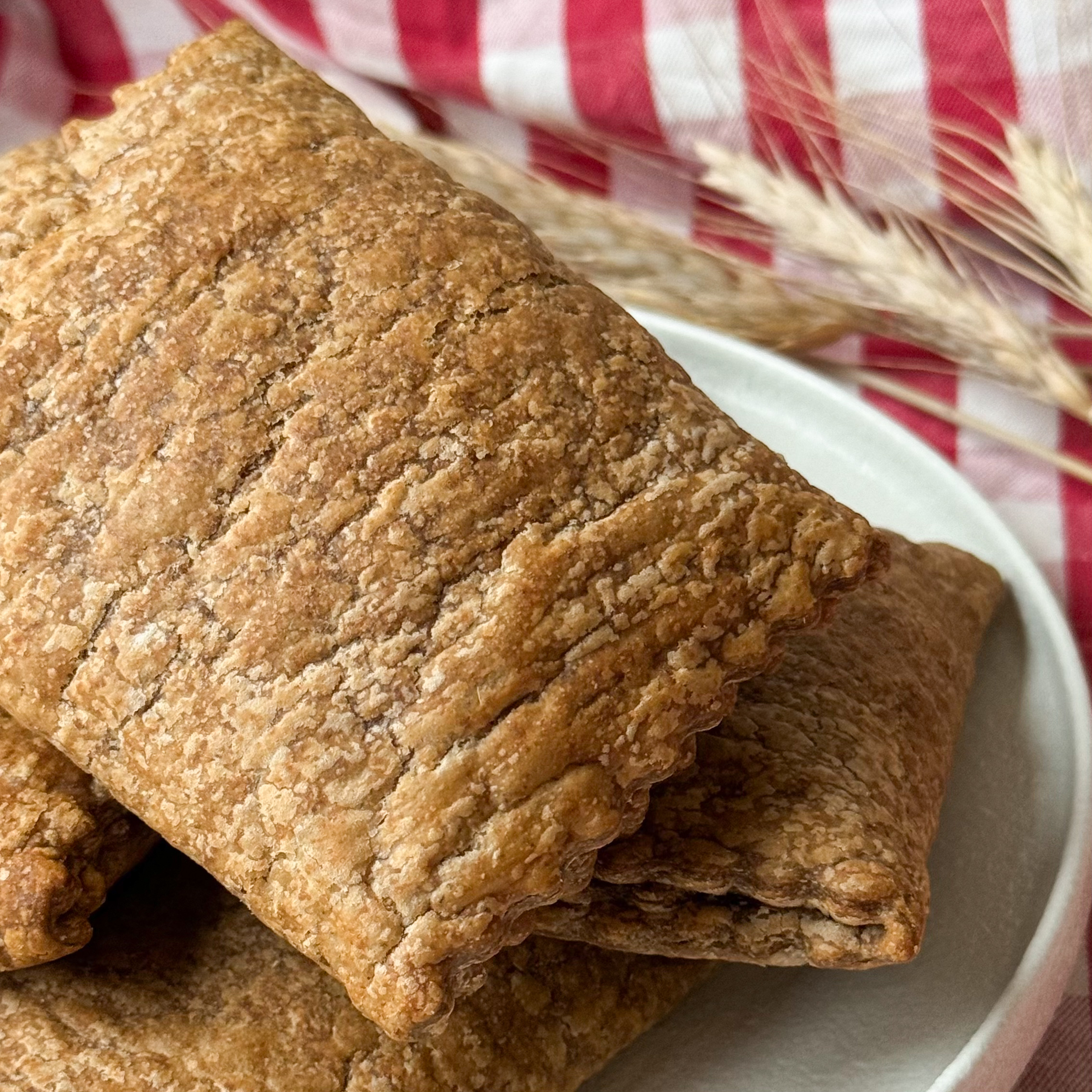 Ржаник с брусникой - это сочетание насыщенного ржаного вкуса и кисло-сладкой ягоды. Аппетитная хрустящая корочка и сочная начинка с приятной кислинкой брусники. изображение 12