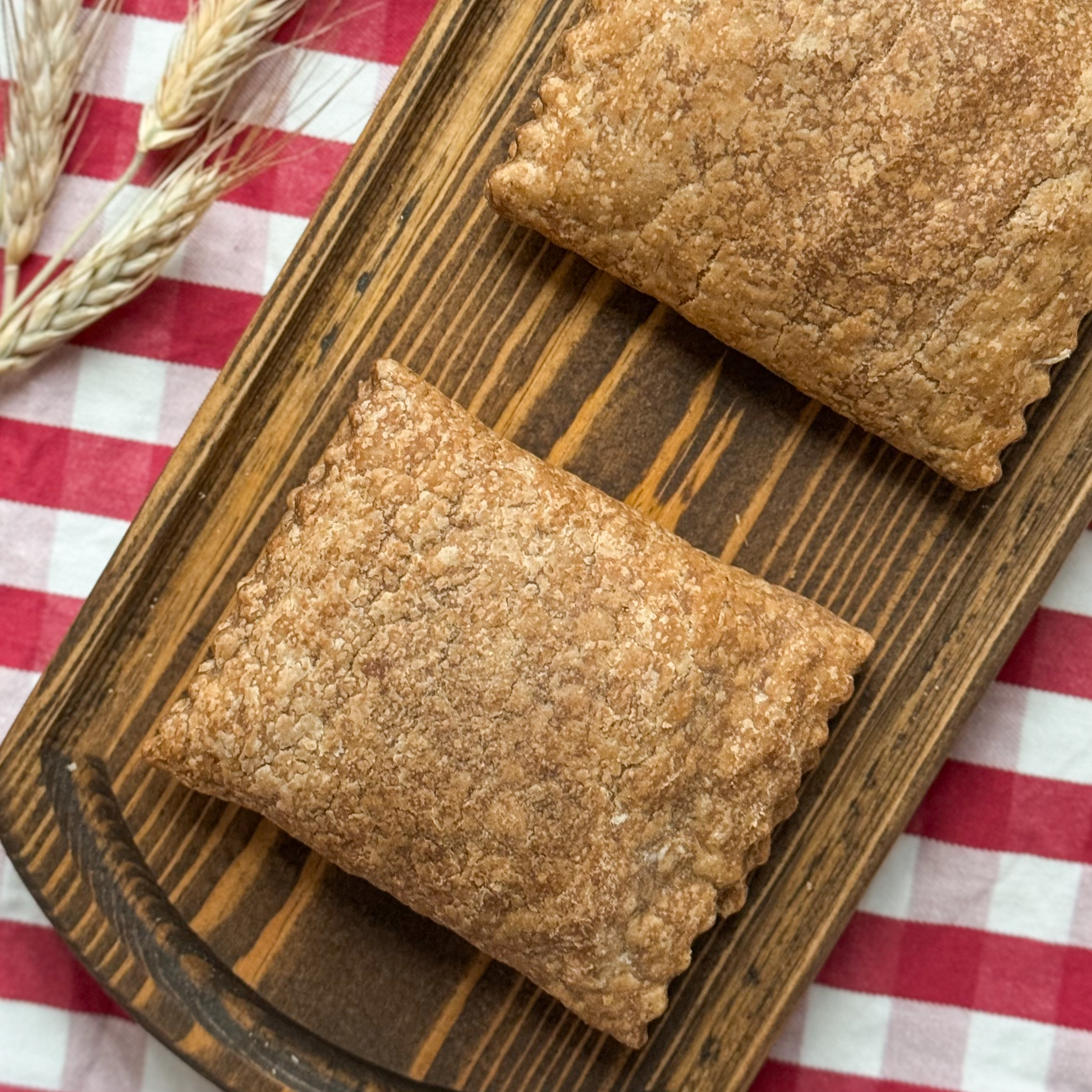 Ржаник с брусникой - это сочетание насыщенного ржаного вкуса и кисло-сладкой ягоды. Аппетитная хрустящая корочка и сочная начинка с приятной кислинкой брусники. изображение 3