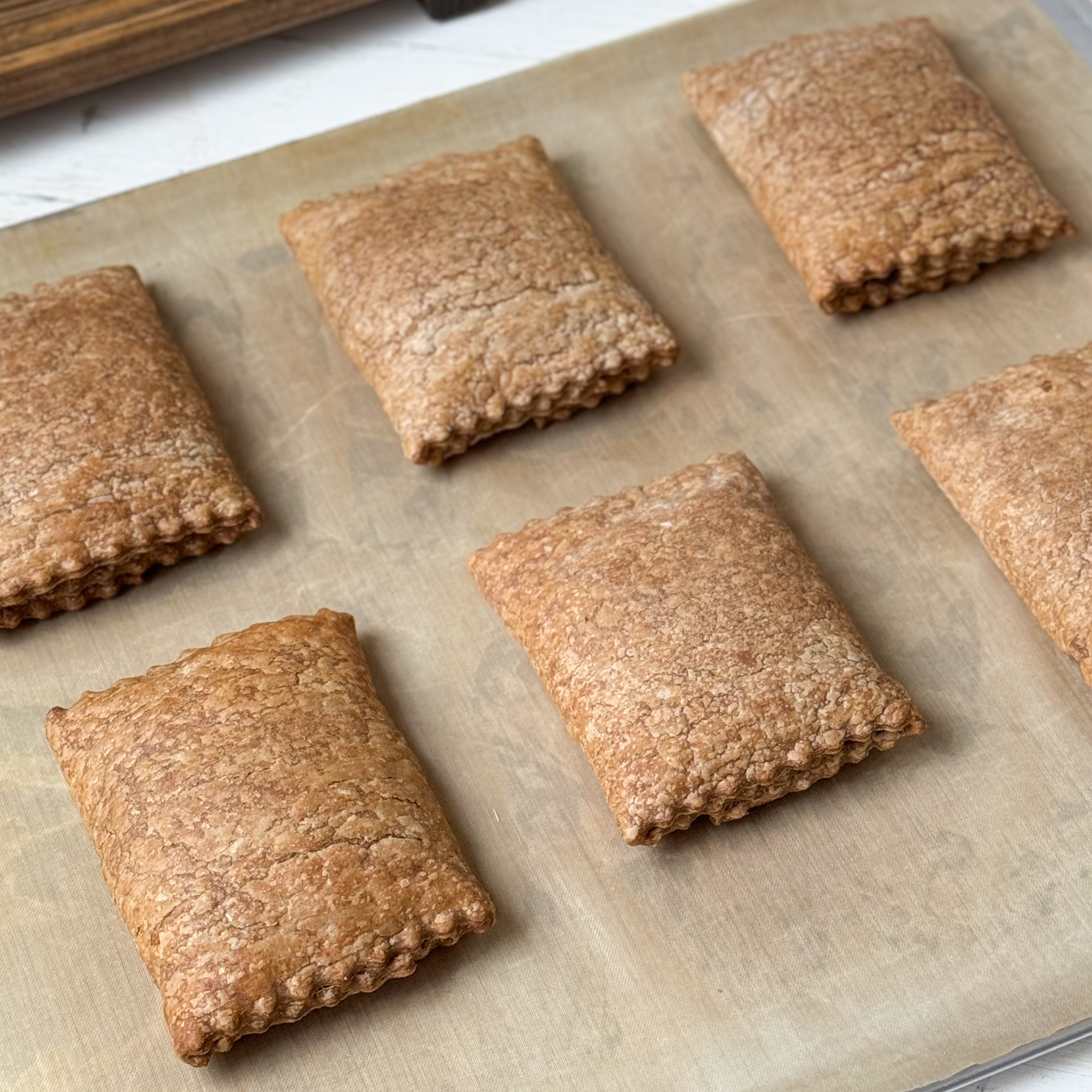 Ржаник с брусникой - это сочетание насыщенного ржаного вкуса и кисло-сладкой ягоды. Аппетитная хрустящая корочка и сочная начинка с приятной кислинкой брусники. изображение 4