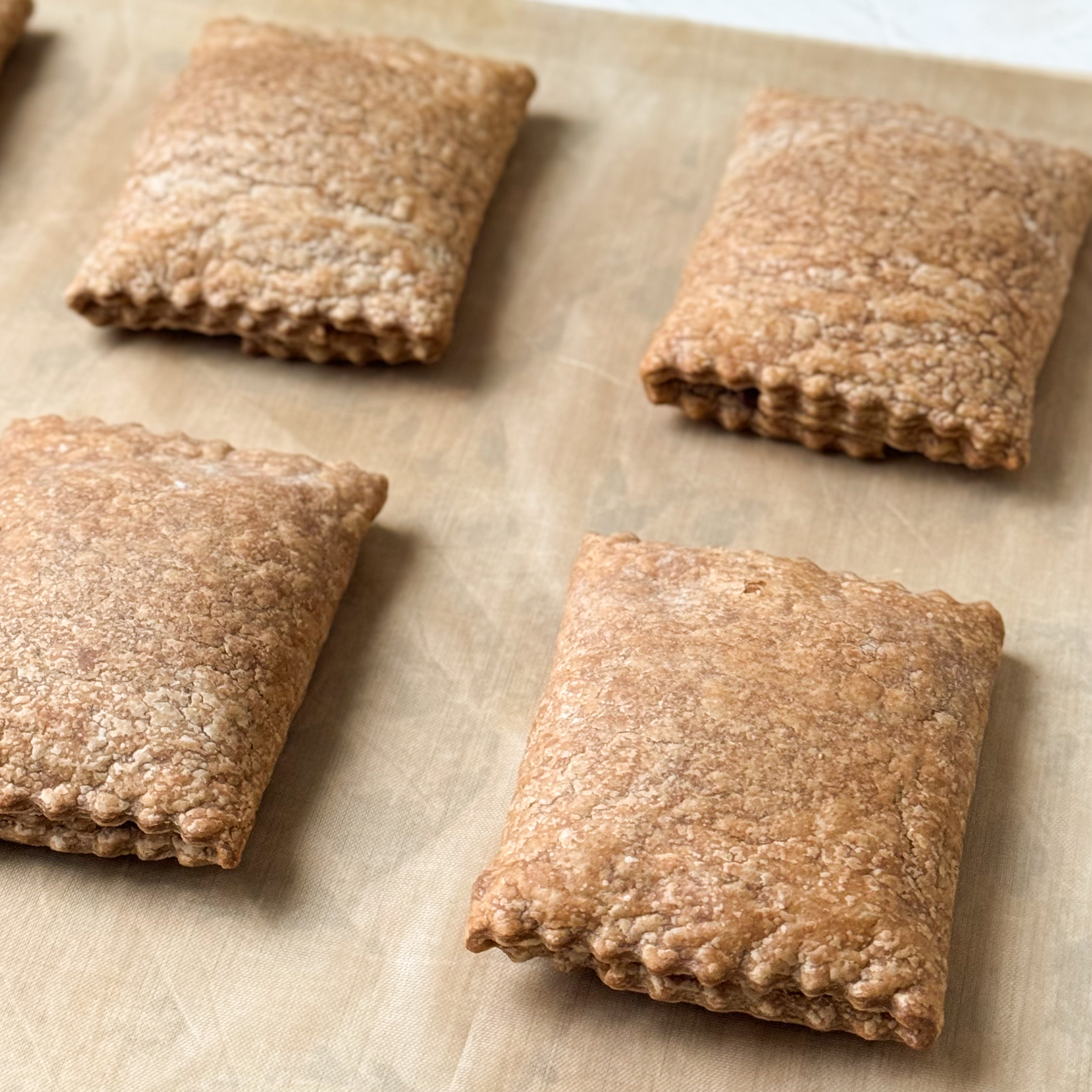 Ржаник с брусникой - это сочетание насыщенного ржаного вкуса и кисло-сладкой ягоды. Аппетитная хрустящая корочка и сочная начинка с приятной кислинкой брусники. изображение 5