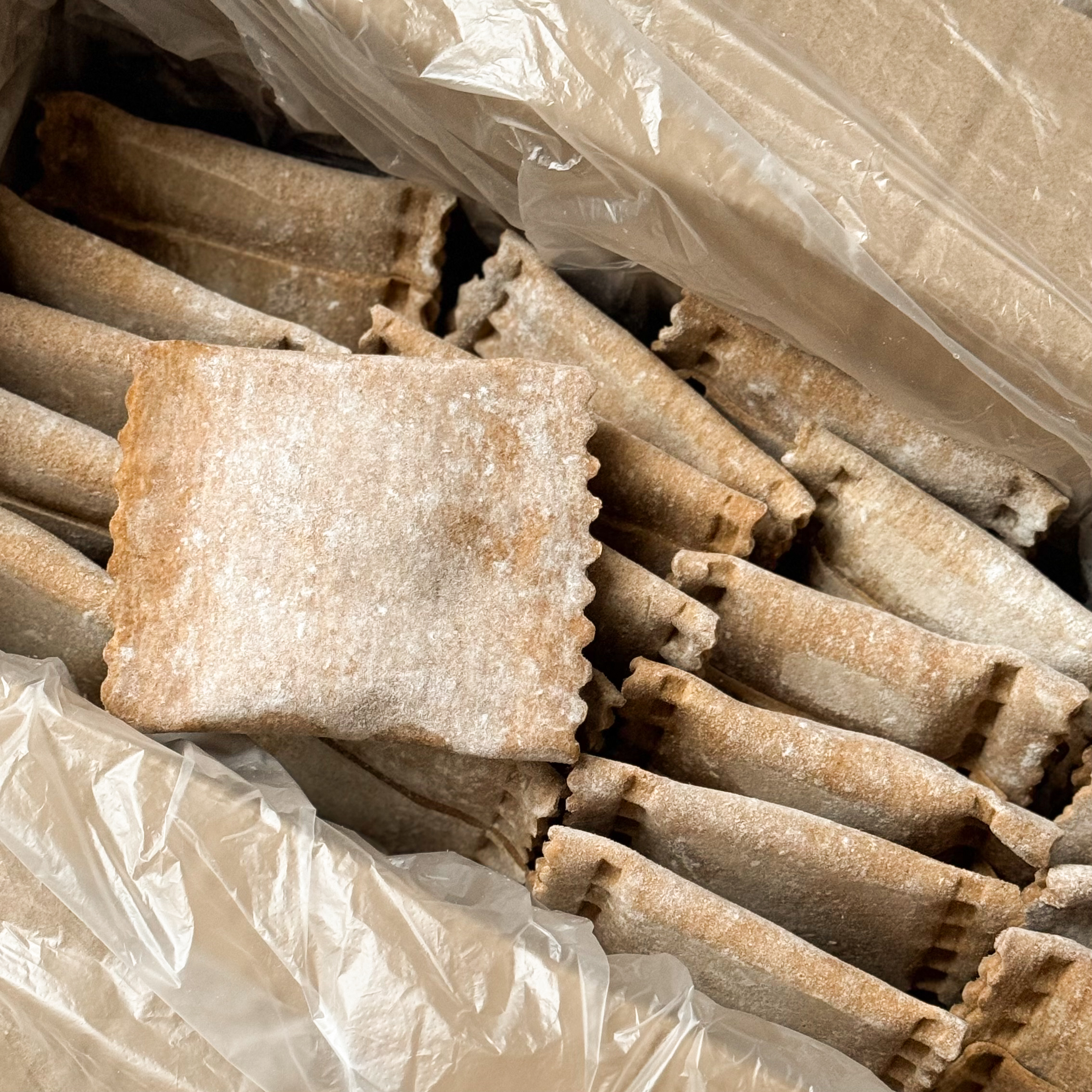 Ржаник с брусникой - это сочетание насыщенного ржаного вкуса и кисло-сладкой ягоды. Аппетитная хрустящая корочка и сочная начинка с приятной кислинкой брусники. изображение 6