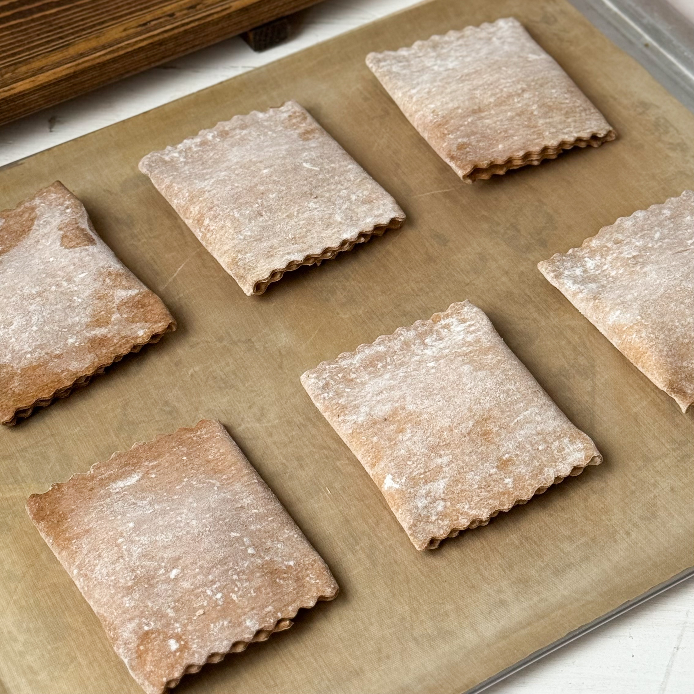 Ржаник с брусникой - это сочетание насыщенного ржаного вкуса и кисло-сладкой ягоды. Аппетитная хрустящая корочка и сочная начинка с приятной кислинкой брусники. изображение 7