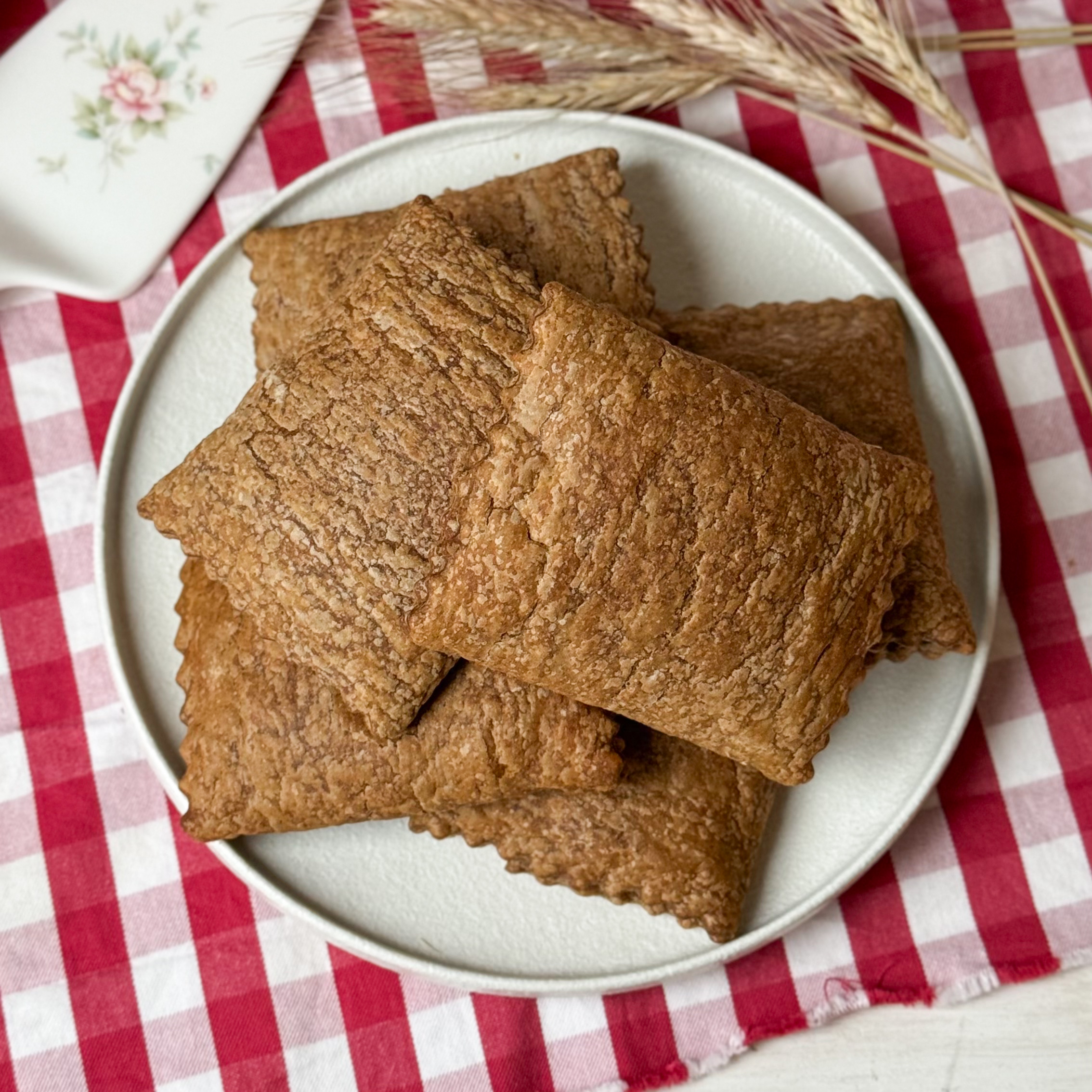 Ржаник с брусникой - это сочетание насыщенного ржаного вкуса и кисло-сладкой ягоды. Аппетитная хрустящая корочка и сочная начинка с приятной кислинкой брусники. изображение 8