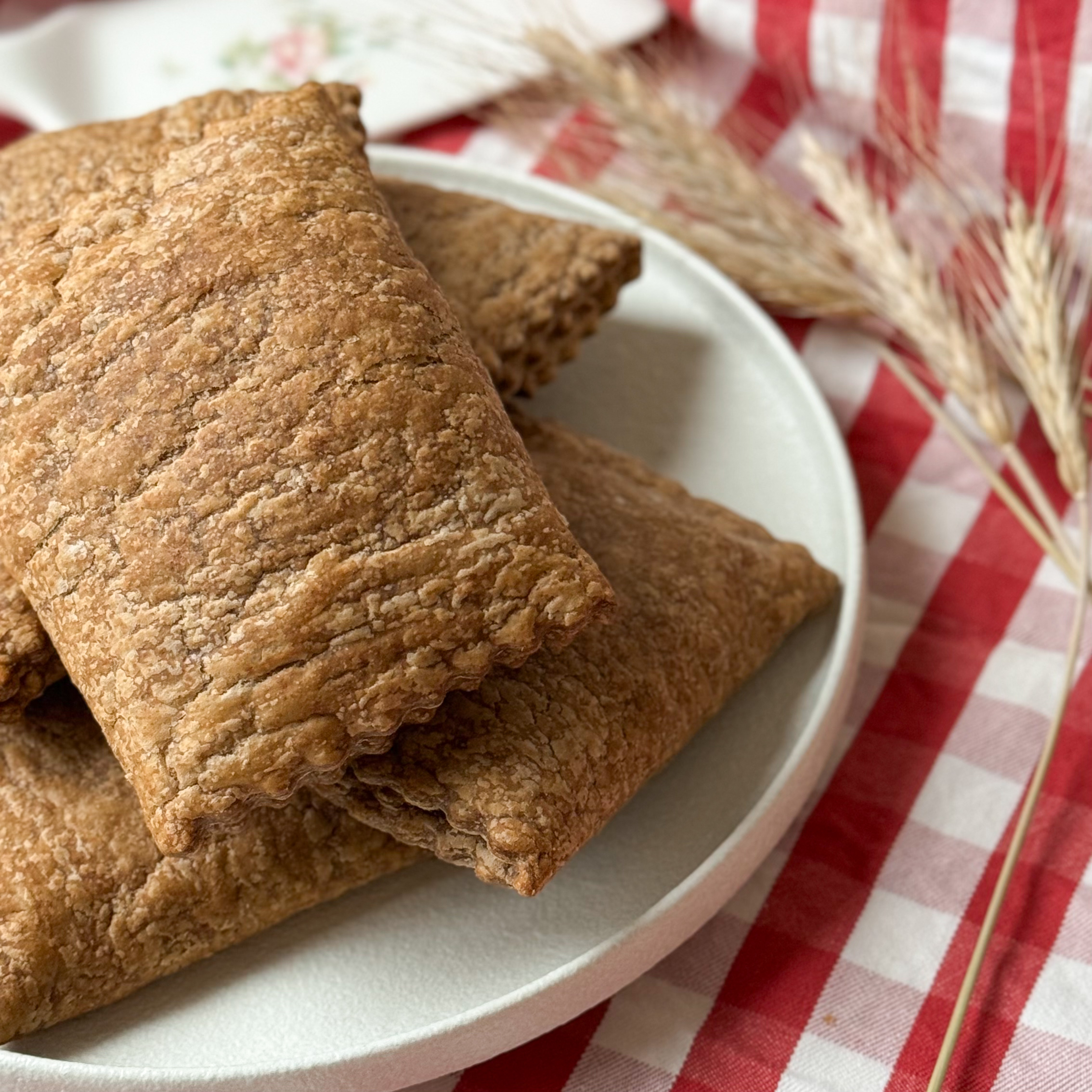 Ржаник с брусникой - это сочетание насыщенного ржаного вкуса и кисло-сладкой ягоды. Аппетитная хрустящая корочка и сочная начинка с приятной кислинкой брусники. изображение 9