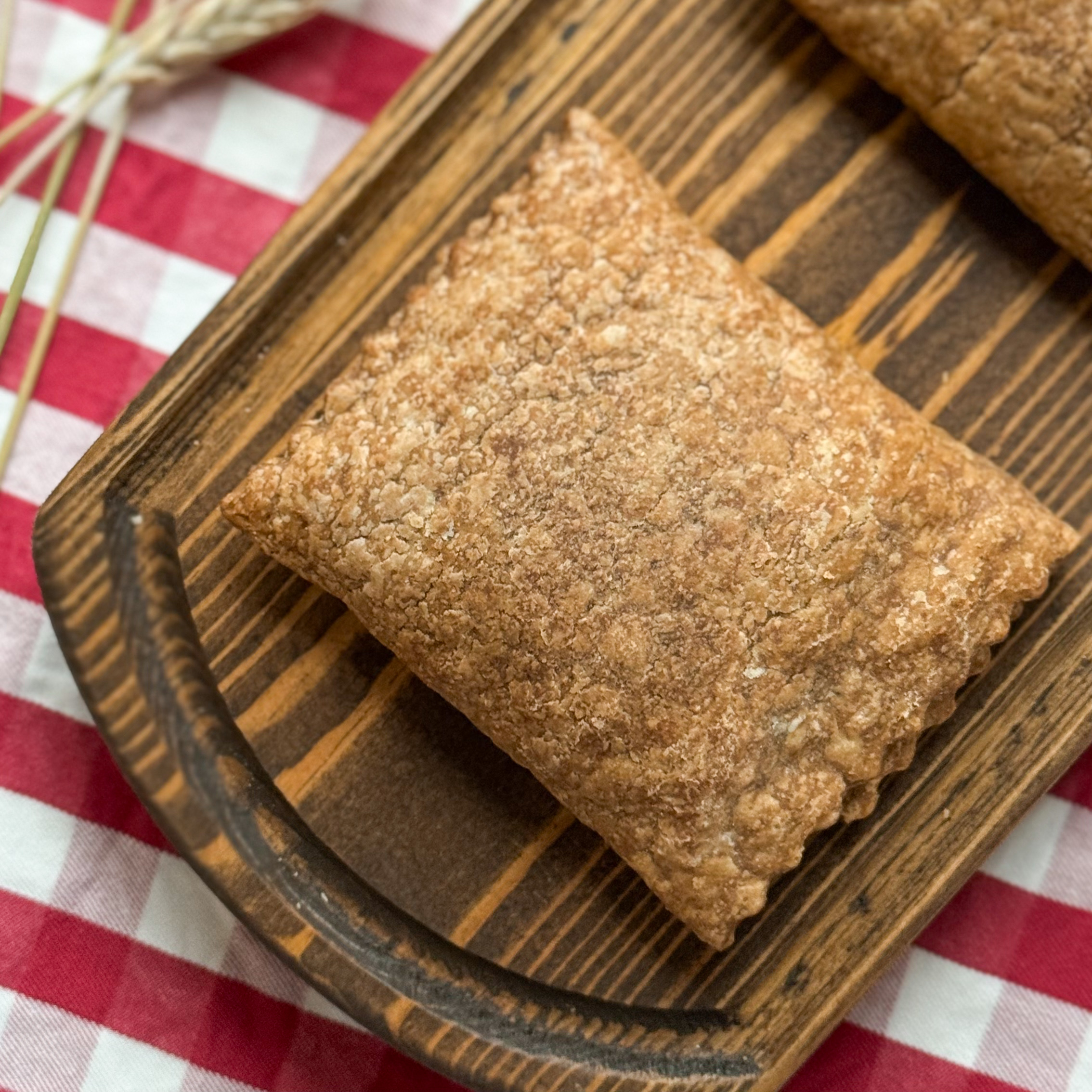 Ржаник с брусникой - это сочетание насыщенного ржаного вкуса и кисло-сладкой ягоды. Аппетитная хрустящая корочка и сочная начинка с приятной кислинкой брусники. изображение 10