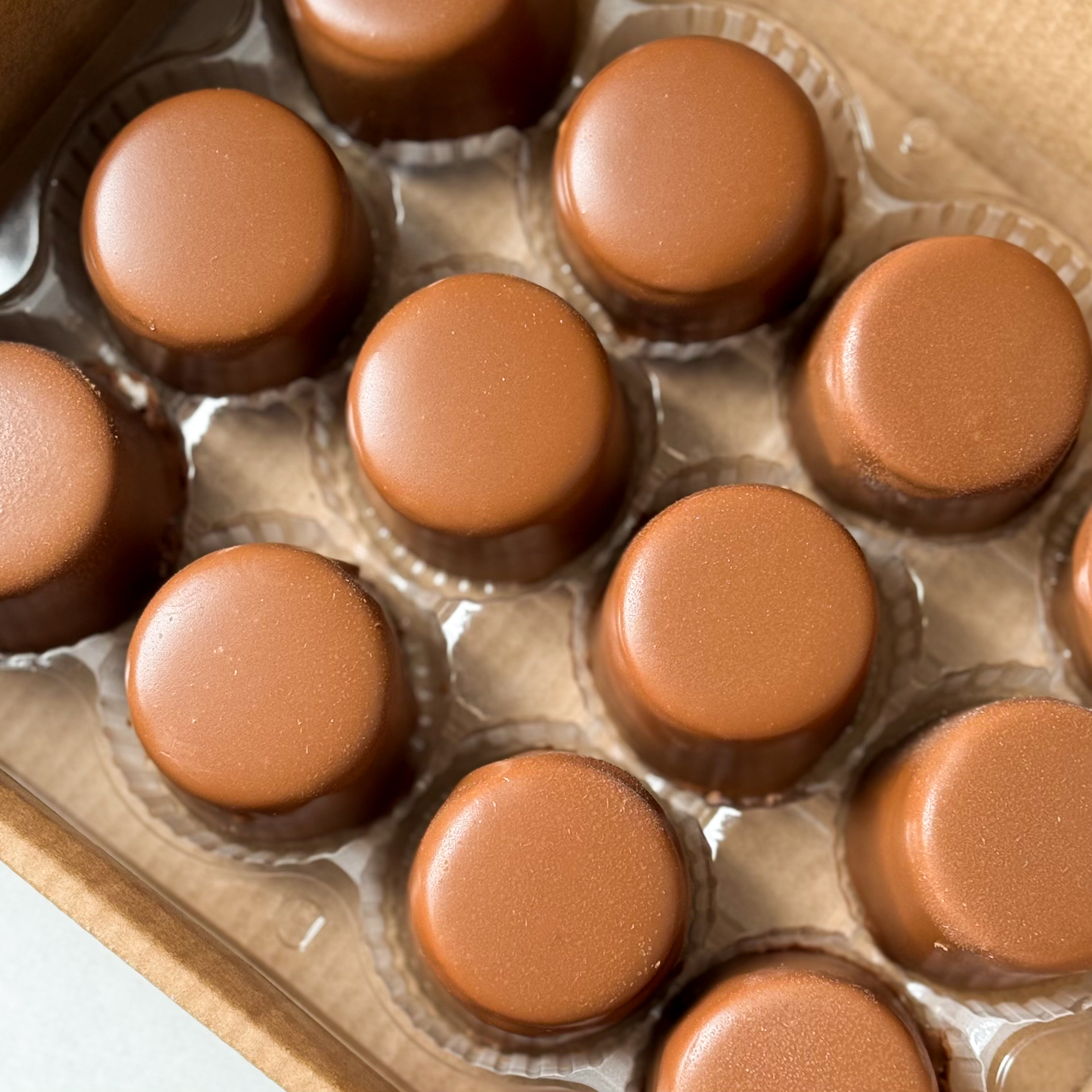 Два слоя из белого и молочного шоколада с хрустящей сердцевиной из фундучного пралине, покрыто молочным шоколадом. изображение 5