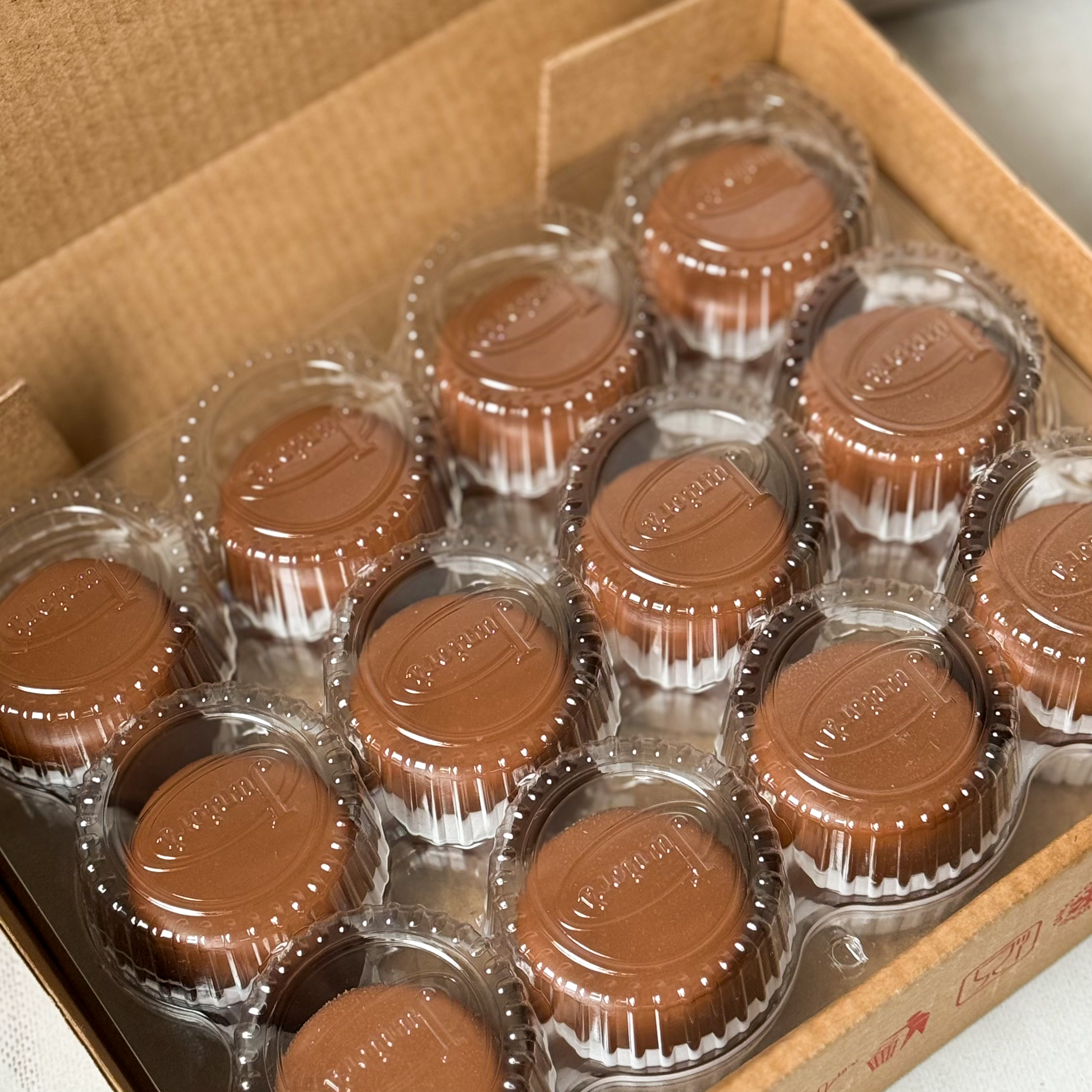 Два слоя из белого и молочного шоколада с хрустящей сердцевиной из фундучного пралине, покрыто молочным шоколадом. изображение 3