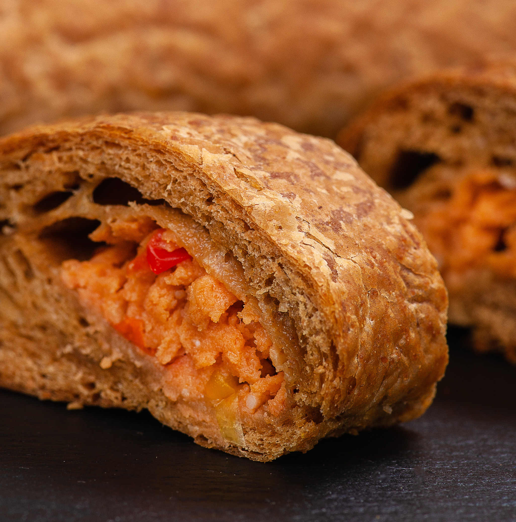 Ржано-пшеничное слоеное тесто с начинкой из куриного филе, запеченного болгарского перца, майонеза и томатной пасты. изображение 2