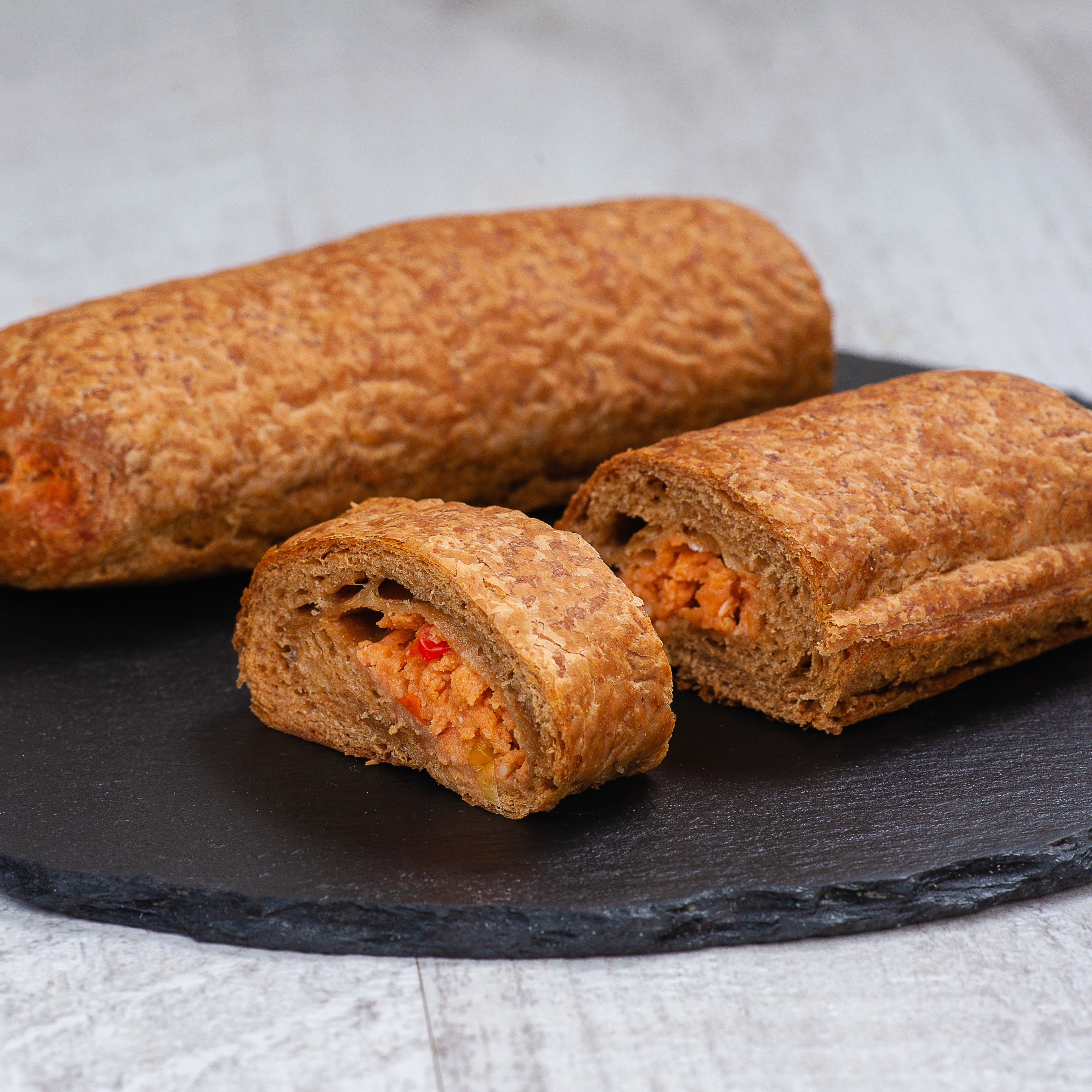 Ржано-пшеничное слоеное тесто с начинкой из куриного филе, запеченного болгарского перца, майонеза и томатной пасты. изображение 3