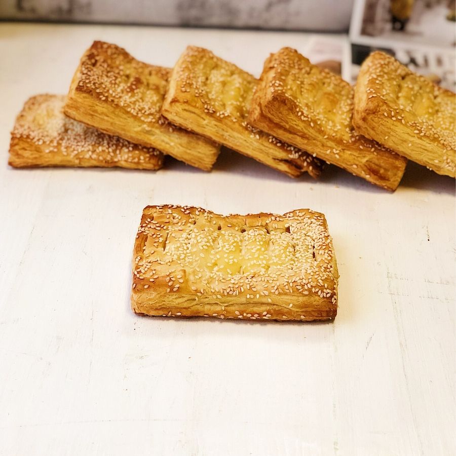 Слойка из слоеного дрожжевого теста с курой и соусом бешамель. изображение 2