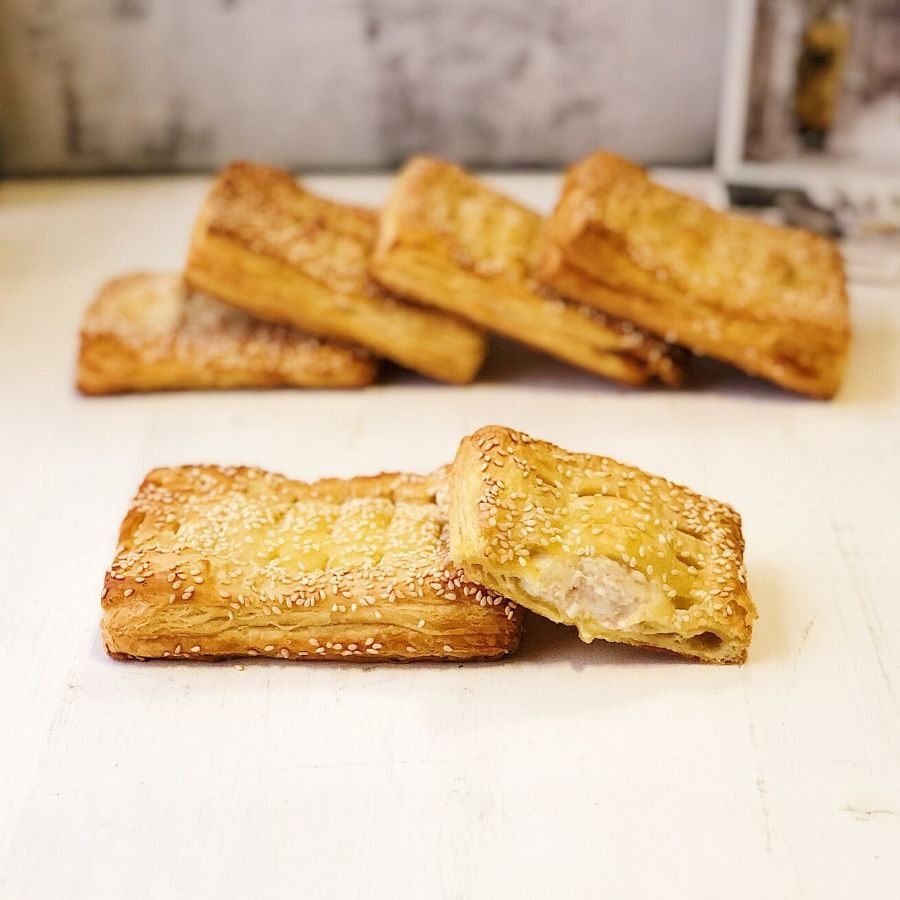 Слойка из слоеного дрожжевого теста с курой и соусом бешамель. изображение 3