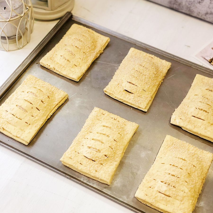 Слойка из слоеного дрожжевого теста с курой и соусом бешамель. изображение 4