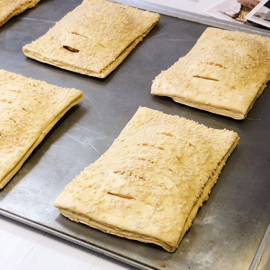 Слойка из слоеного дрожжевого теста с курой и соусом бешамель. изображение 5