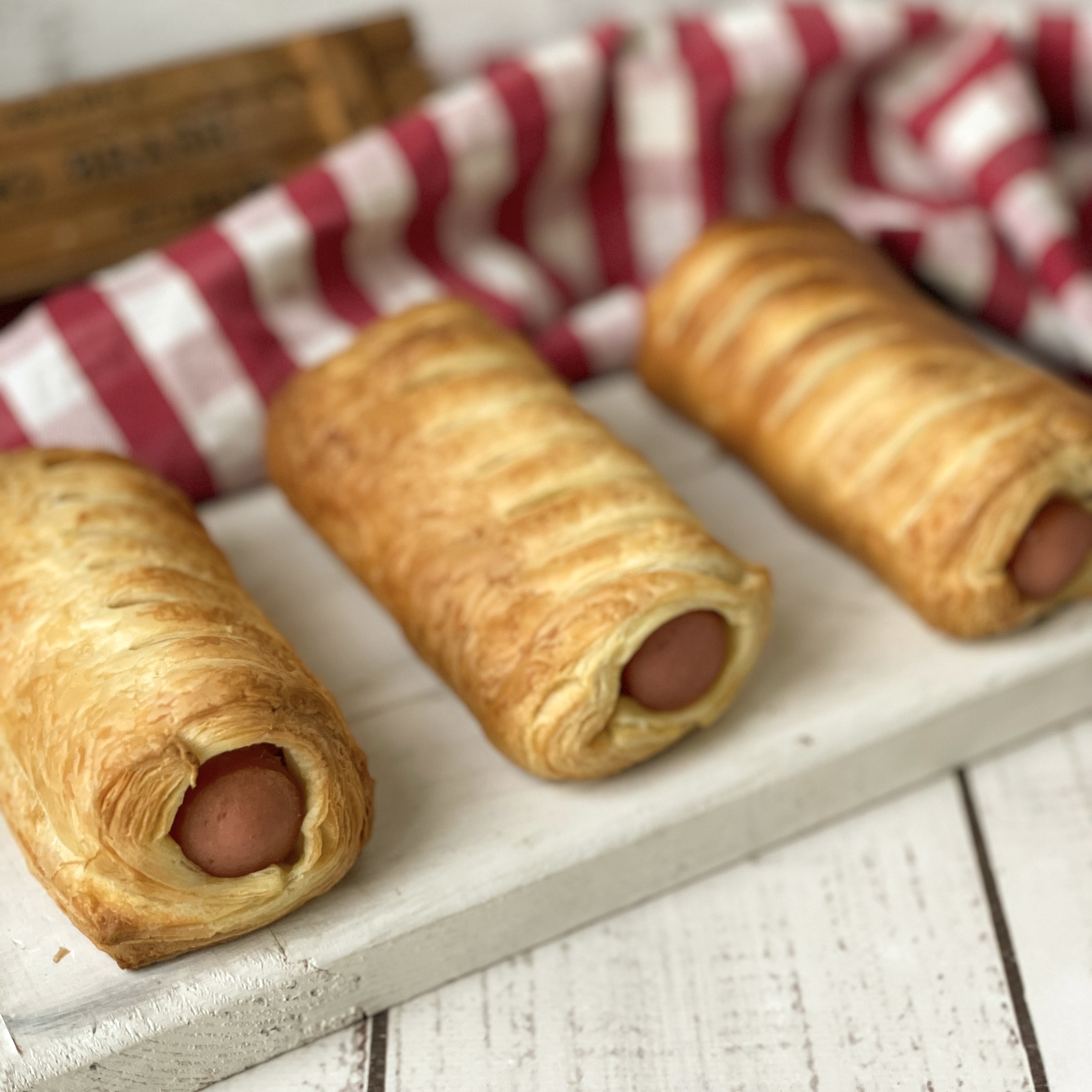 Аппетитная сосиска, завернутая в водушное, слегка хрустящее тесто. Идеальный вариант для быстрого и сытного перекуса. Необходимо выпекать. изображение 2