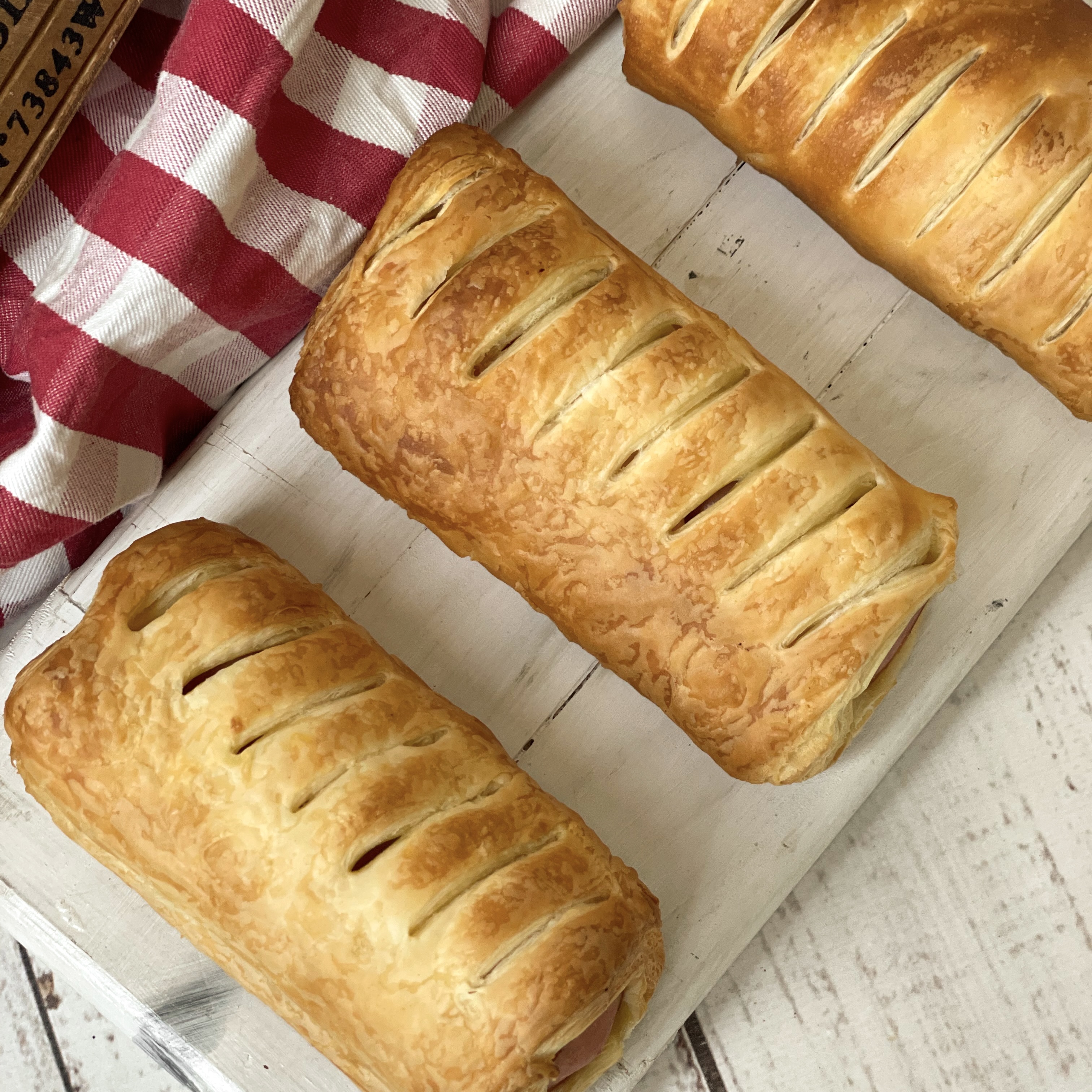 Аппетитная сосиска, завернутая в водушное, слегка хрустящее тесто. Идеальный вариант для быстрого и сытного перекуса. Необходимо выпекать. изображение 3