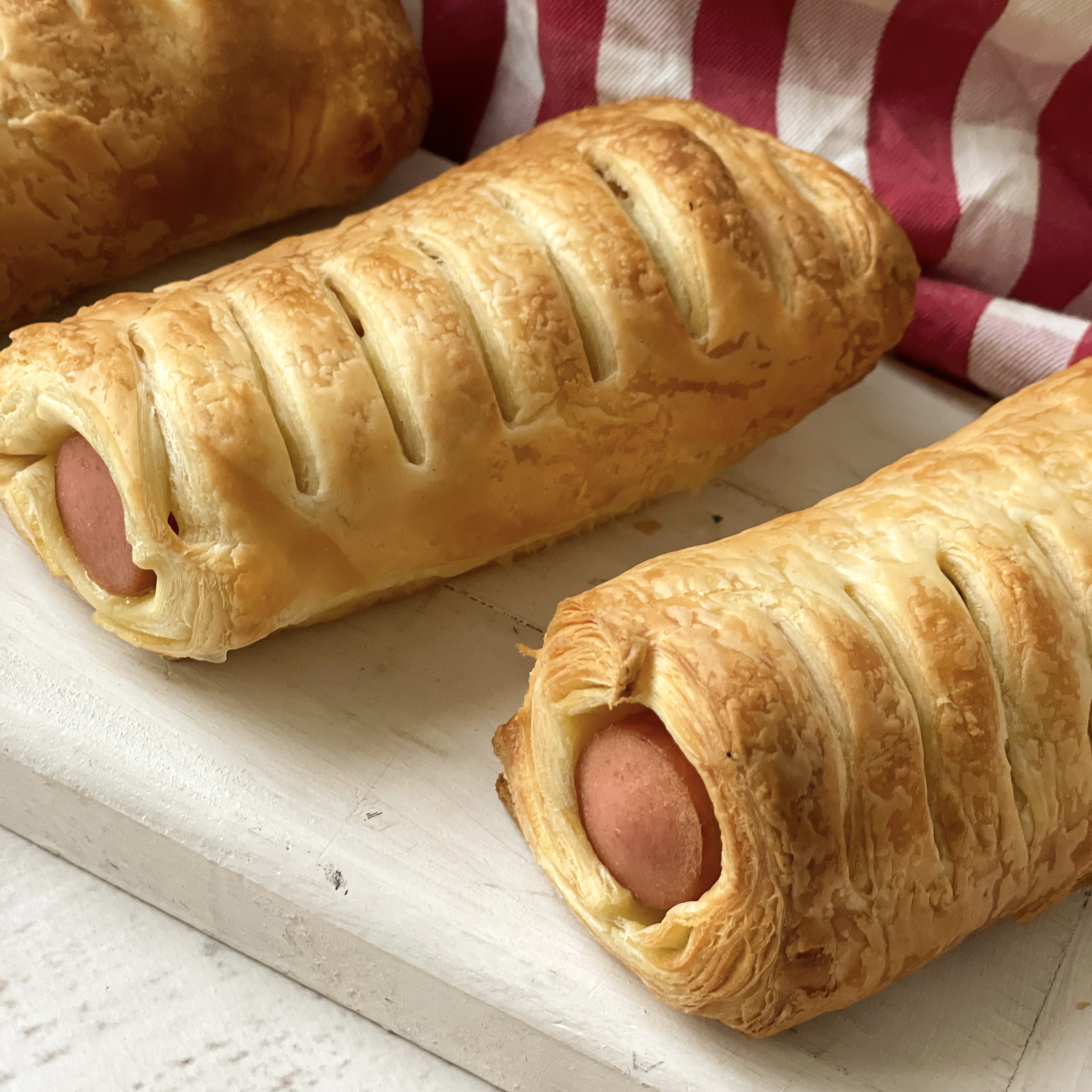 Аппетитная сосиска, завернутая в водушное, слегка хрустящее тесто. Идеальный вариант для быстрого и сытного перекуса. Необходимо выпекать. изображение 4