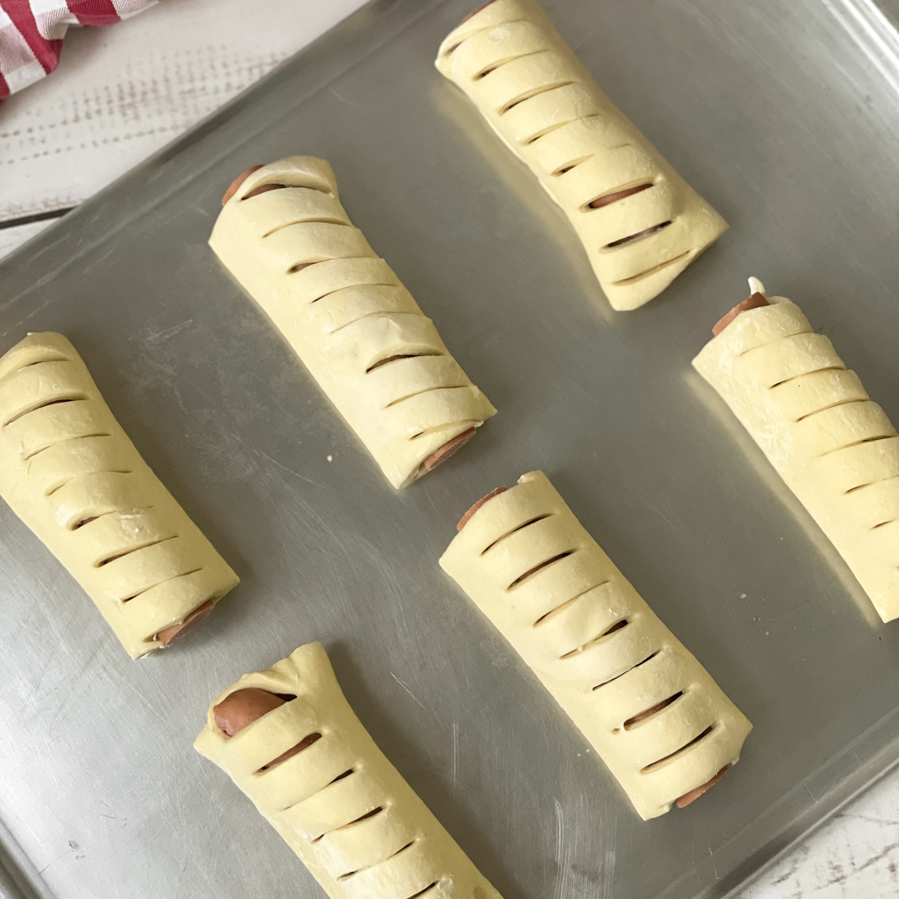 Аппетитная сосиска, завернутая в водушное, слегка хрустящее тесто. Идеальный вариант для быстрого и сытного перекуса. Необходимо выпекать. изображение 5