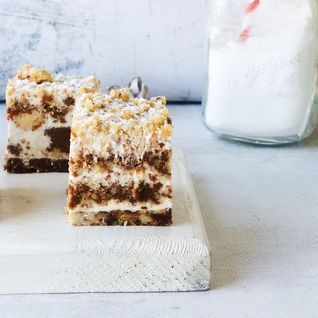 Ванильный и шоколадный бисквиты с добавлением грецкого ореха и пропитанные сметанным кремом. изображение 2