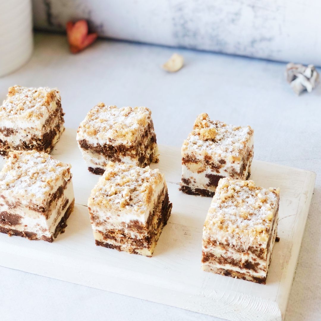 Ванильный и шоколадный бисквиты с добавлением грецкого ореха и пропитанные сметанным кремом. изображение 4