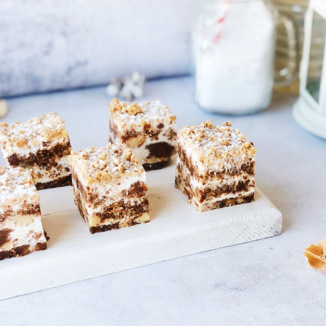 Ванильный и шоколадный бисквиты с добавлением грецкого ореха и пропитанные сметанным кремом. изображение 5