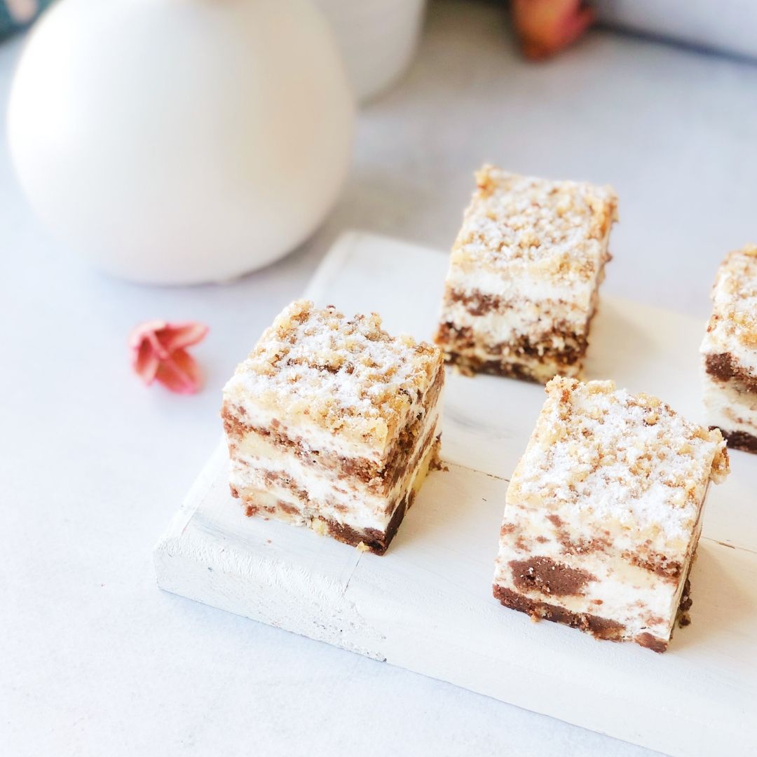 Ванильный и шоколадный бисквиты с добавлением грецкого ореха и пропитанные сметанным кремом. изображение 6