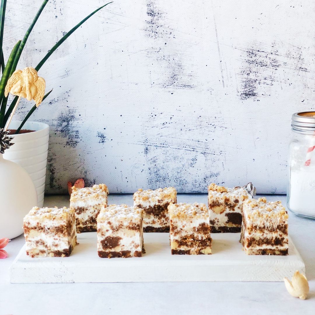 Ванильный и шоколадный бисквиты с добавлением грецкого ореха и пропитанные сметанным кремом. изображение 7