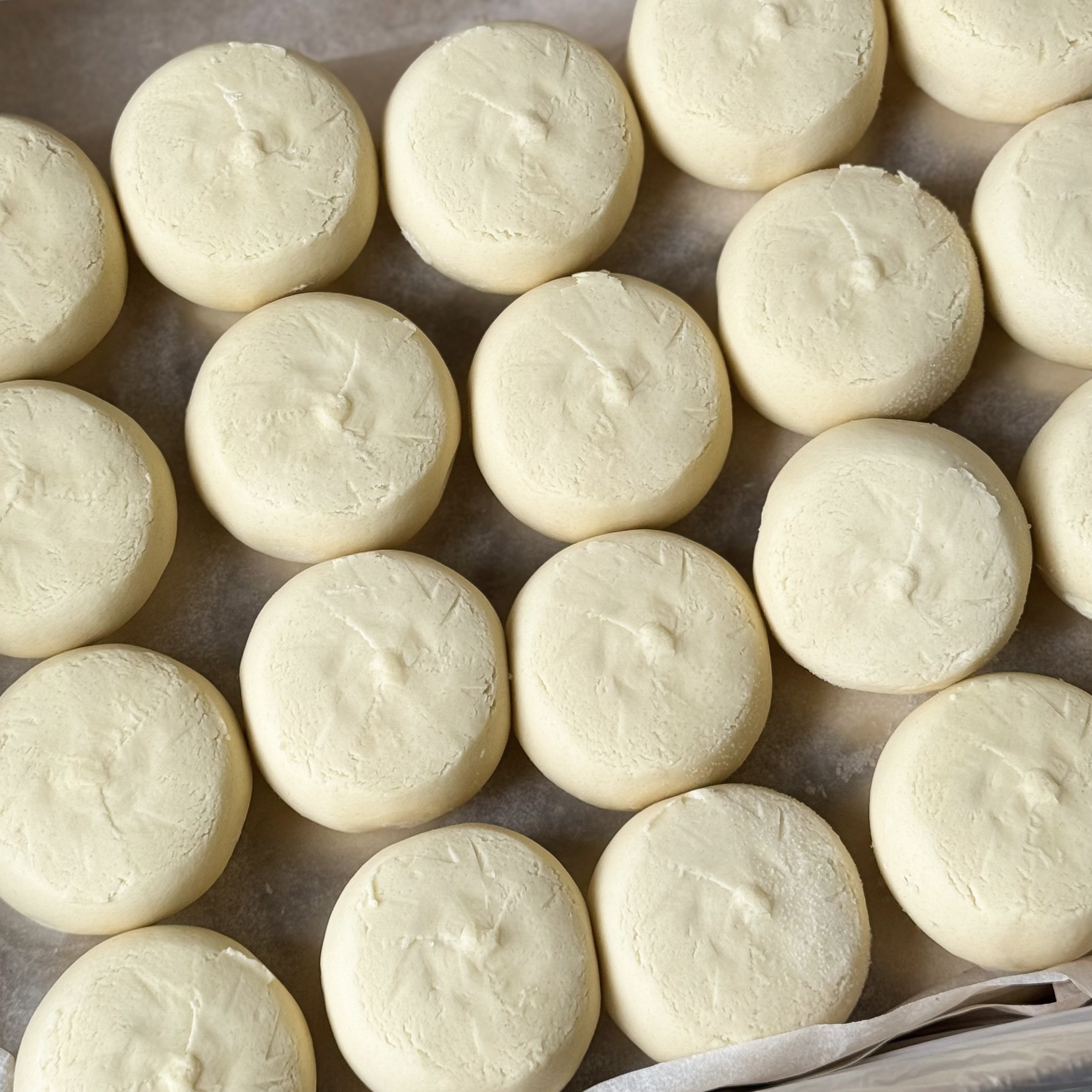 Идеальное сочетание нежного рассыпчатого теста и кремообразной творожной начинки.  изображение 6