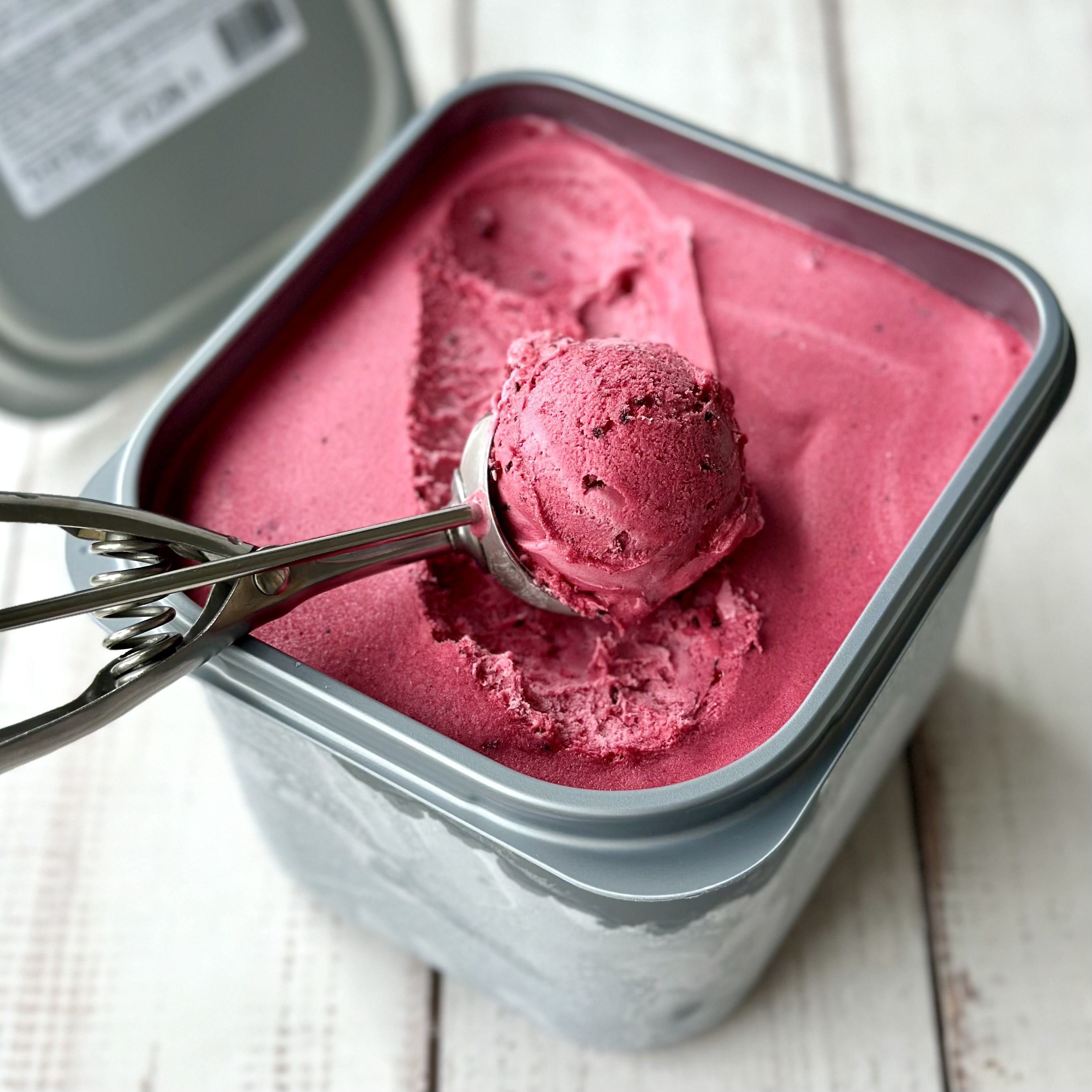 Черносмородиновый сорбет с кусочками черной смородины. изображение 1