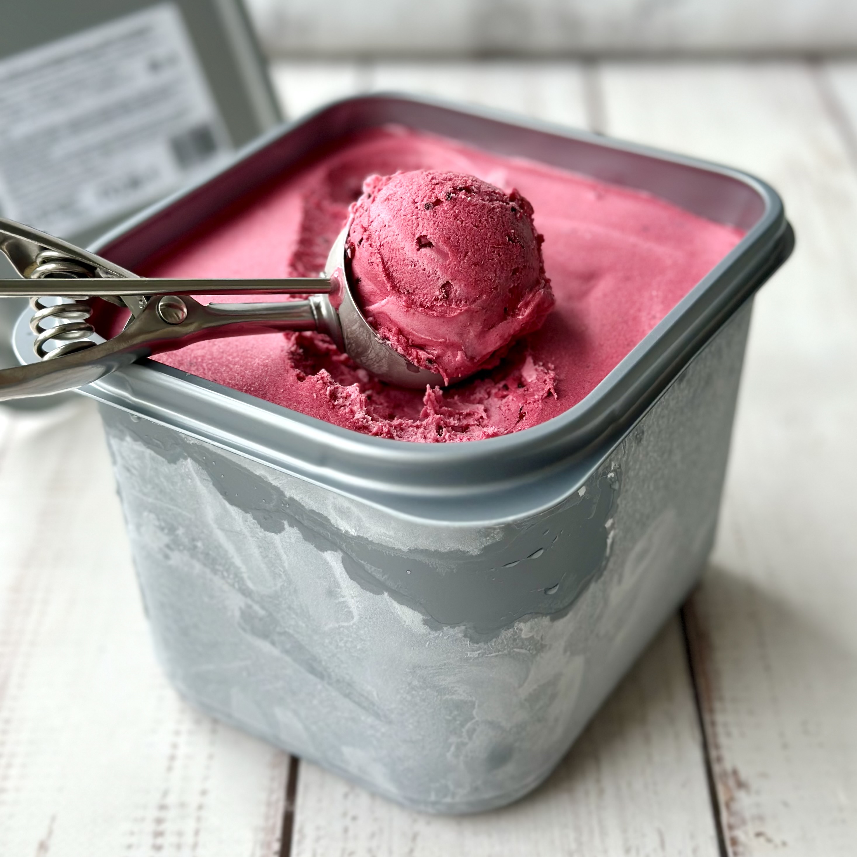 Черносмородиновый сорбет с кусочками черной смородины. изображение 3