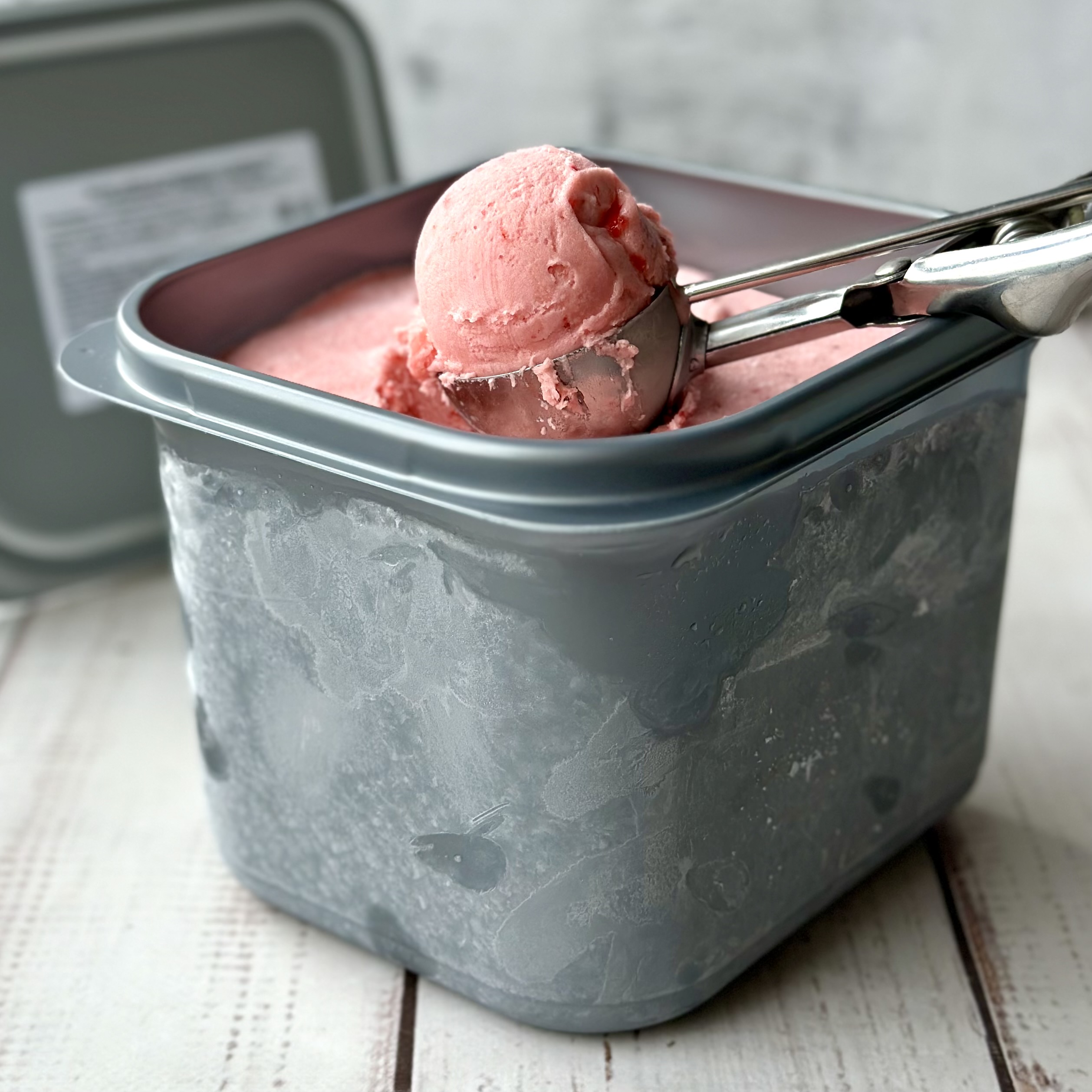 Клубничный сорбет с кусочками клубники. изображение 4