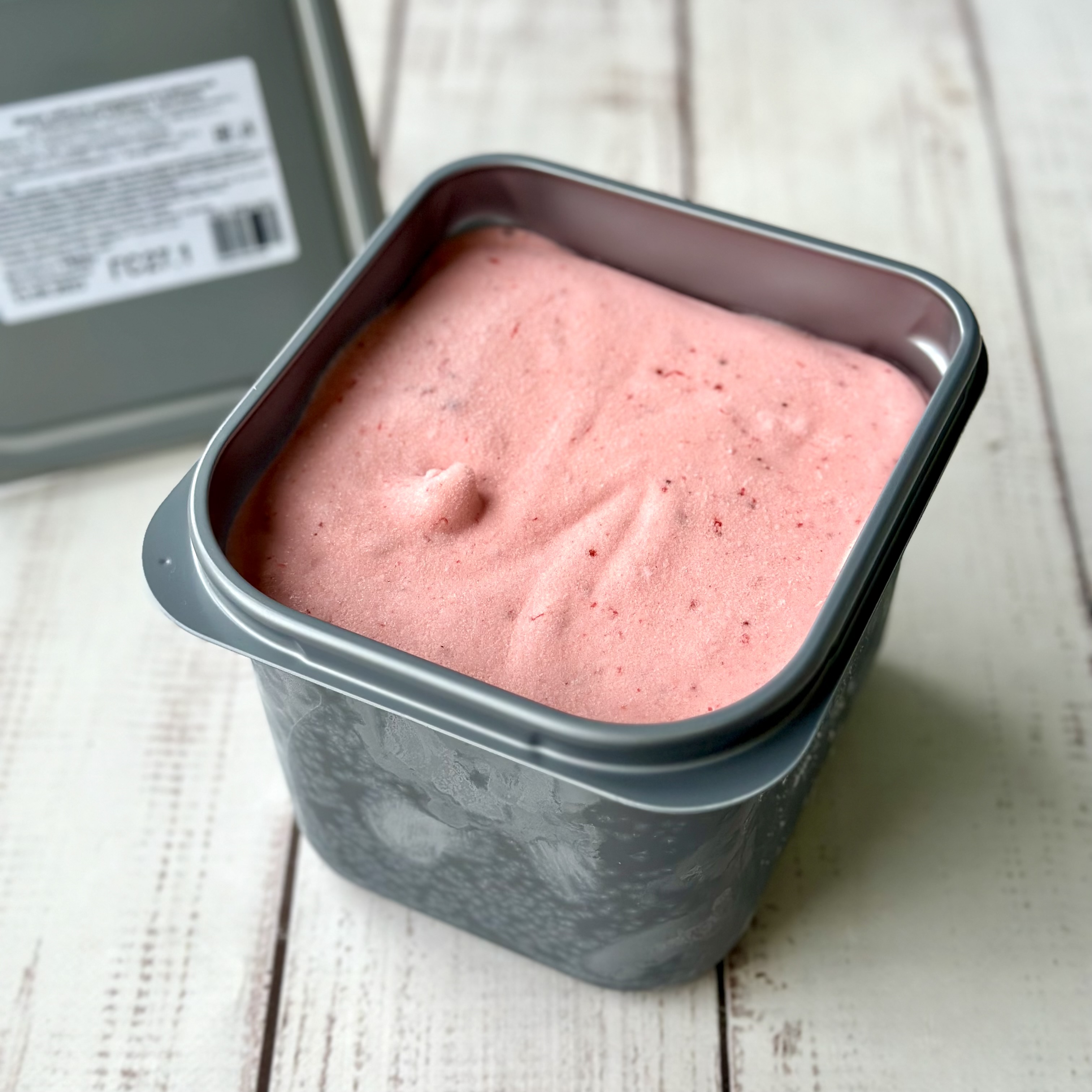 Клубничный сорбет с кусочками клубники. изображение 2