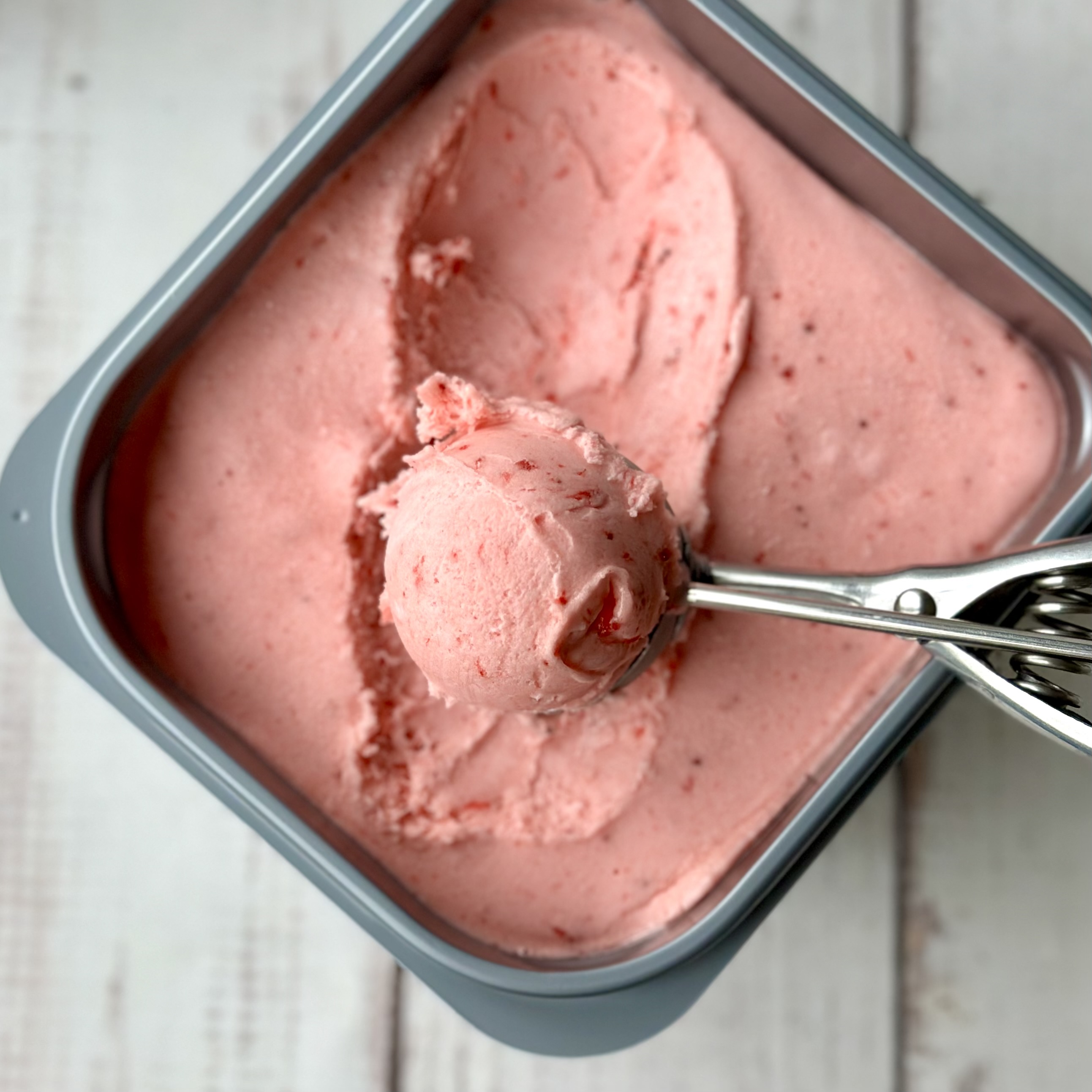 Клубничный сорбет с кусочками клубники. изображение 3