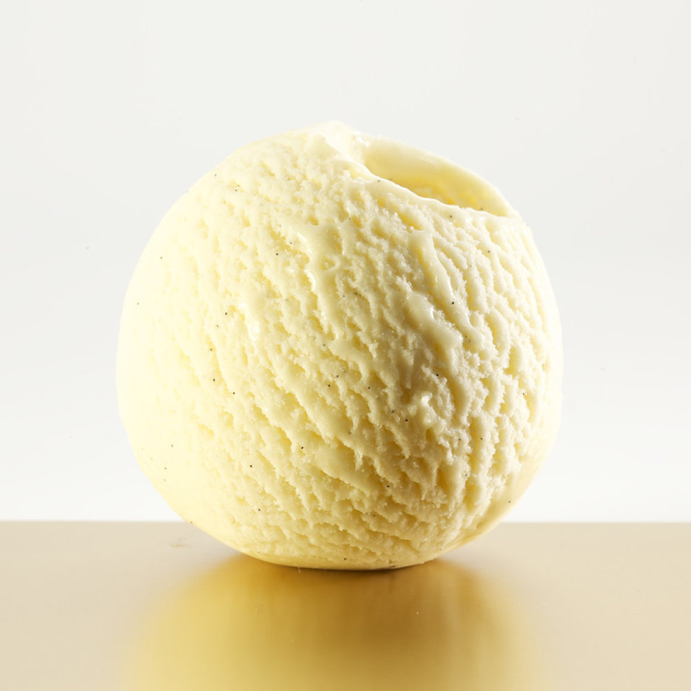 Комбинации десертов, которые можно приготовить с ванильным мороженым, бесконечны. Поэтому безупречное ванильное мороженое незаменимо дома для создания вкусного десертного меню. изображение 1