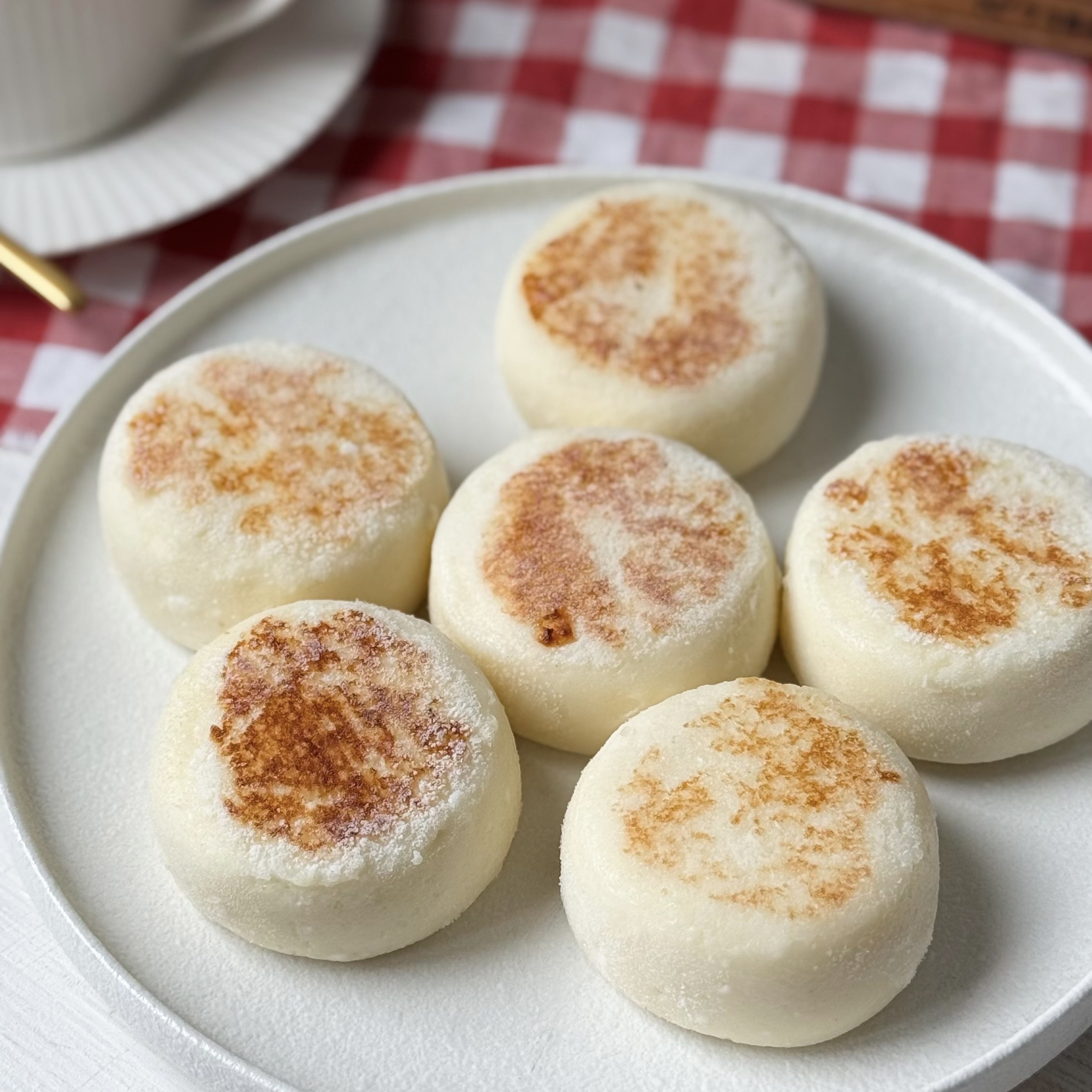 Нежные и ароматные классические сырники, которые тают во рту. Они идеально подходят для завтрака или перекуса, а также могут стать отличным дополнением к чаю или кофе. Сытные и питательные, эти сырники подарят вам заряд энергии на весь день. изображение 3