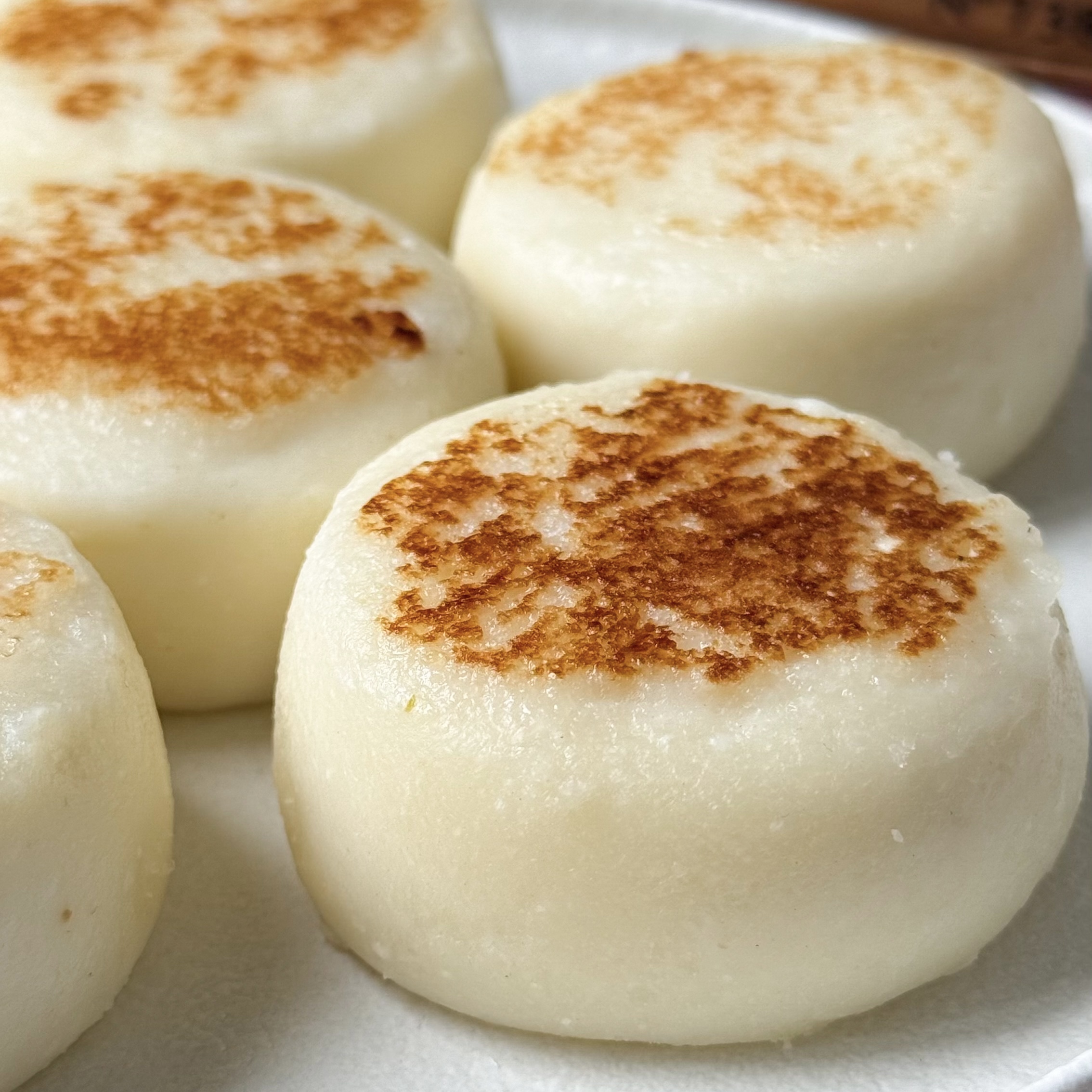 Нежные и ароматные классические сырники, которые тают во рту. Они идеально подходят для завтрака или перекуса, а также могут стать отличным дополнением к чаю или кофе. Сытные и питательные, эти сырники подарят вам заряд энергии на весь день. изображение 4