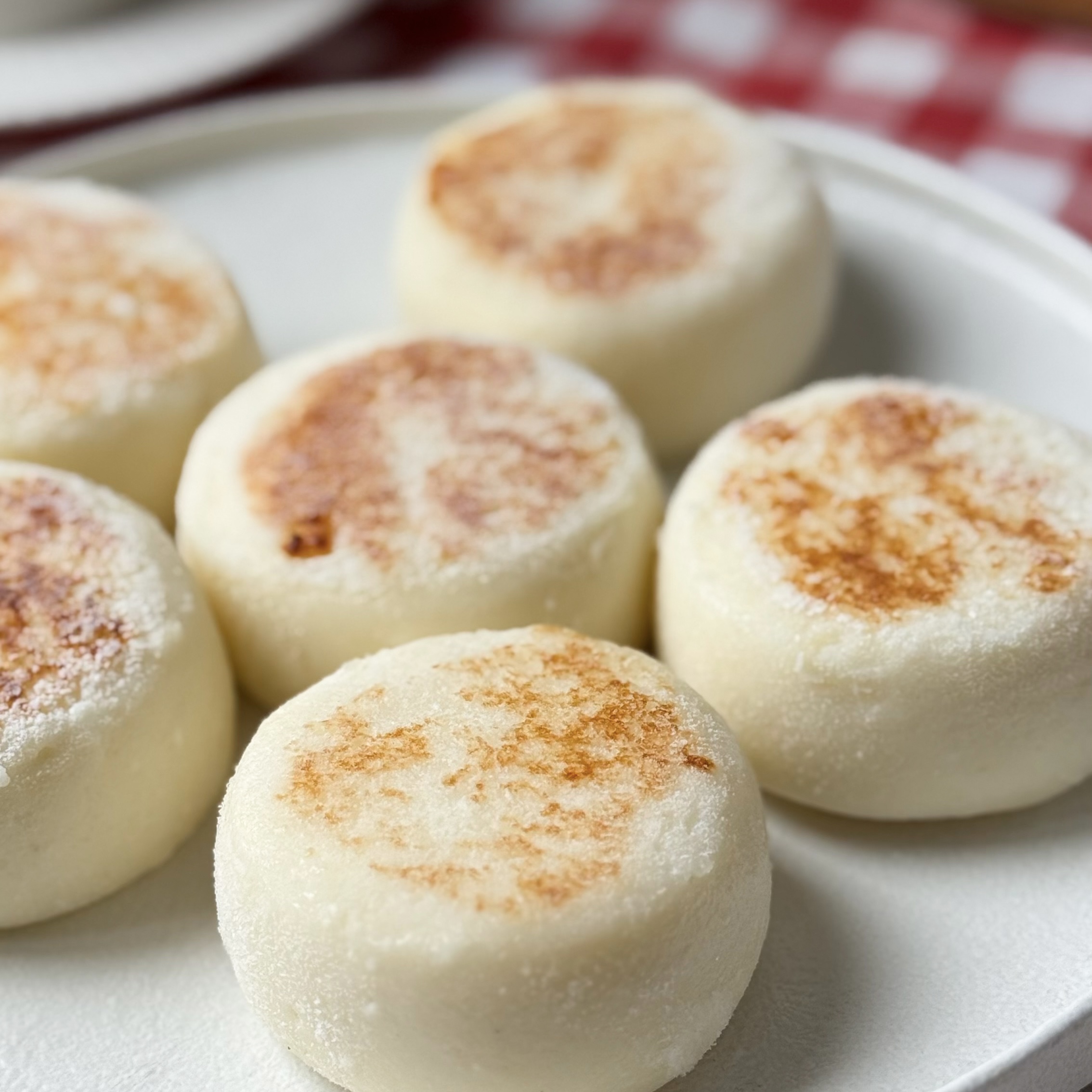 Нежные и ароматные классические сырники, которые тают во рту. Они идеально подходят для завтрака или перекуса, а также могут стать отличным дополнением к чаю или кофе. Сытные и питательные, эти сырники подарят вам заряд энергии на весь день. изображение 7